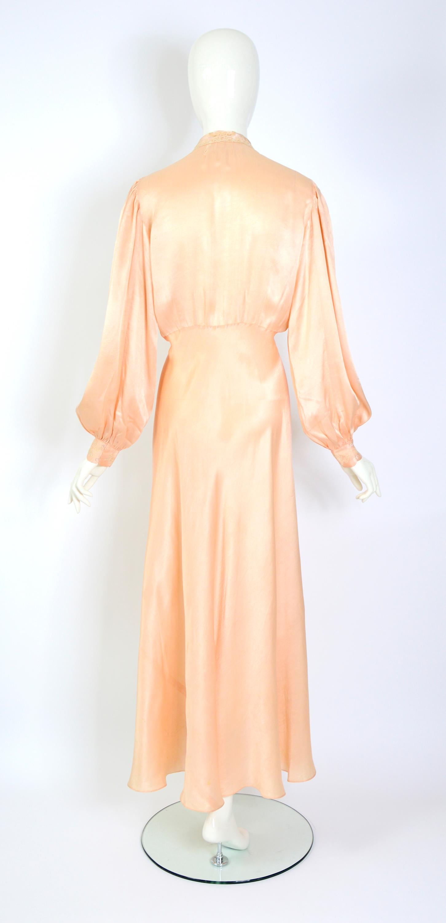 Women's 1930s vintage French peach silk & lace Hollywood movie star antique tea gown For Sale