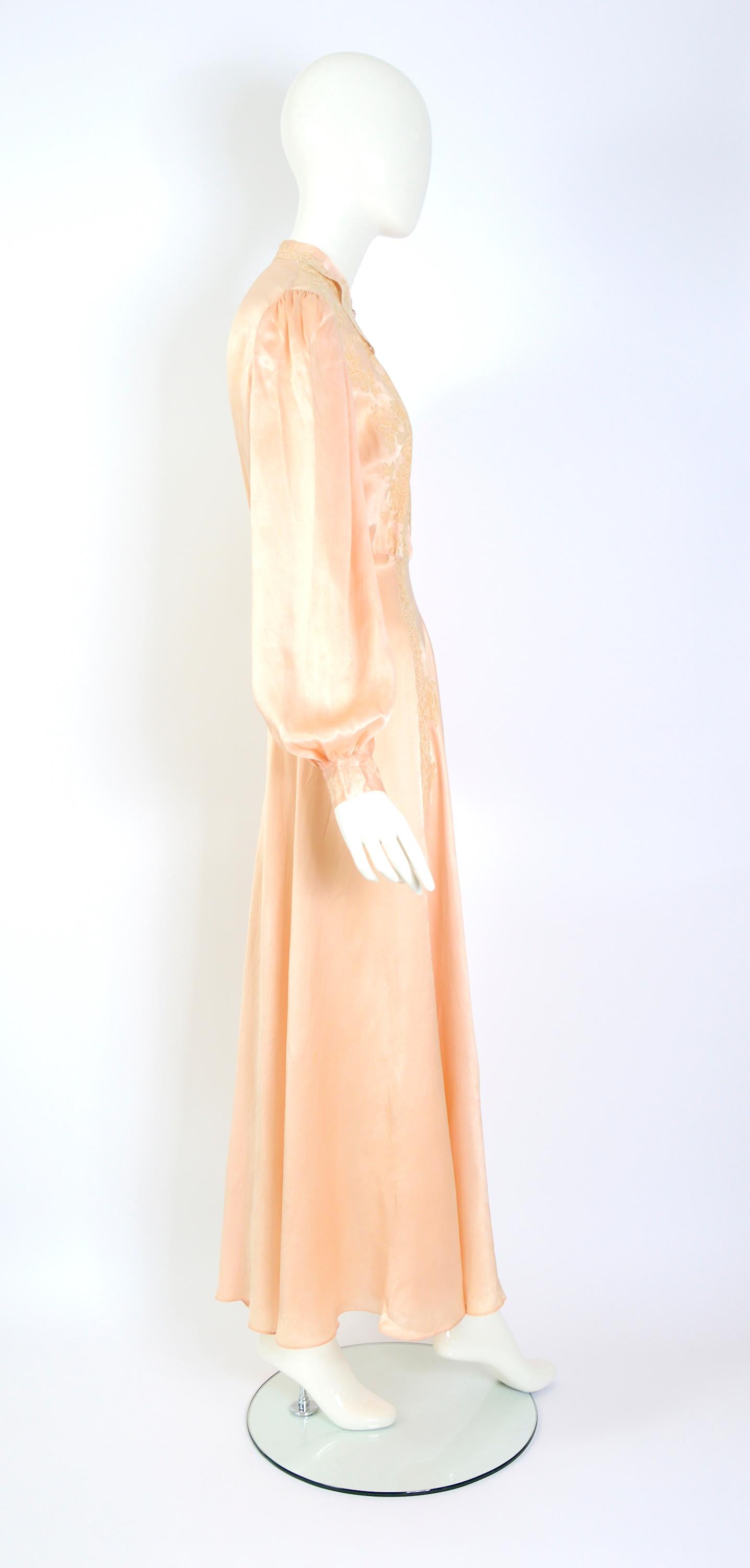 1930s vintage French peach silk & lace Hollywood movie star antique tea gown For Sale 2