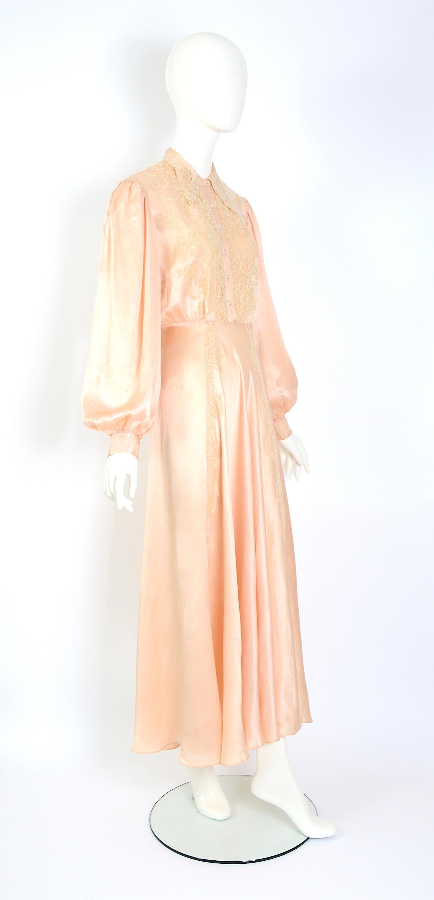 1930s vintage French peach silk & lace Hollywood movie star antique tea gown For Sale 3