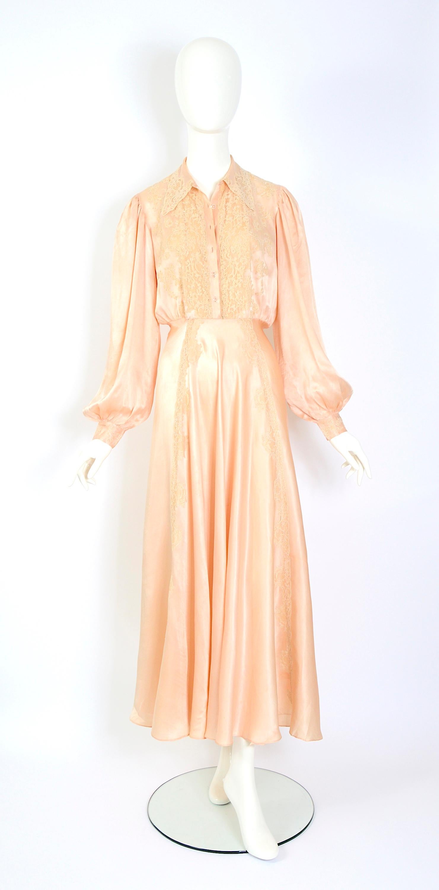 1930s vintage French peach silk & lace Hollywood movie star antique tea gown For Sale 4