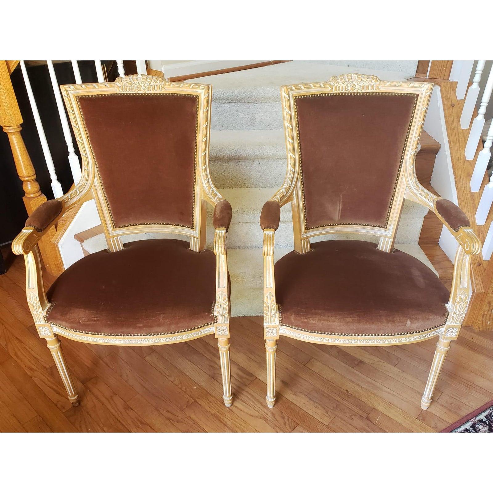 Fabuleuse paire vintage de fauteuils Empire suédois de style gustavien avec de véritables sculptures gustaviennes. La sellerie en velours marron foncé est en excellent état. Les chaises mesurent 24