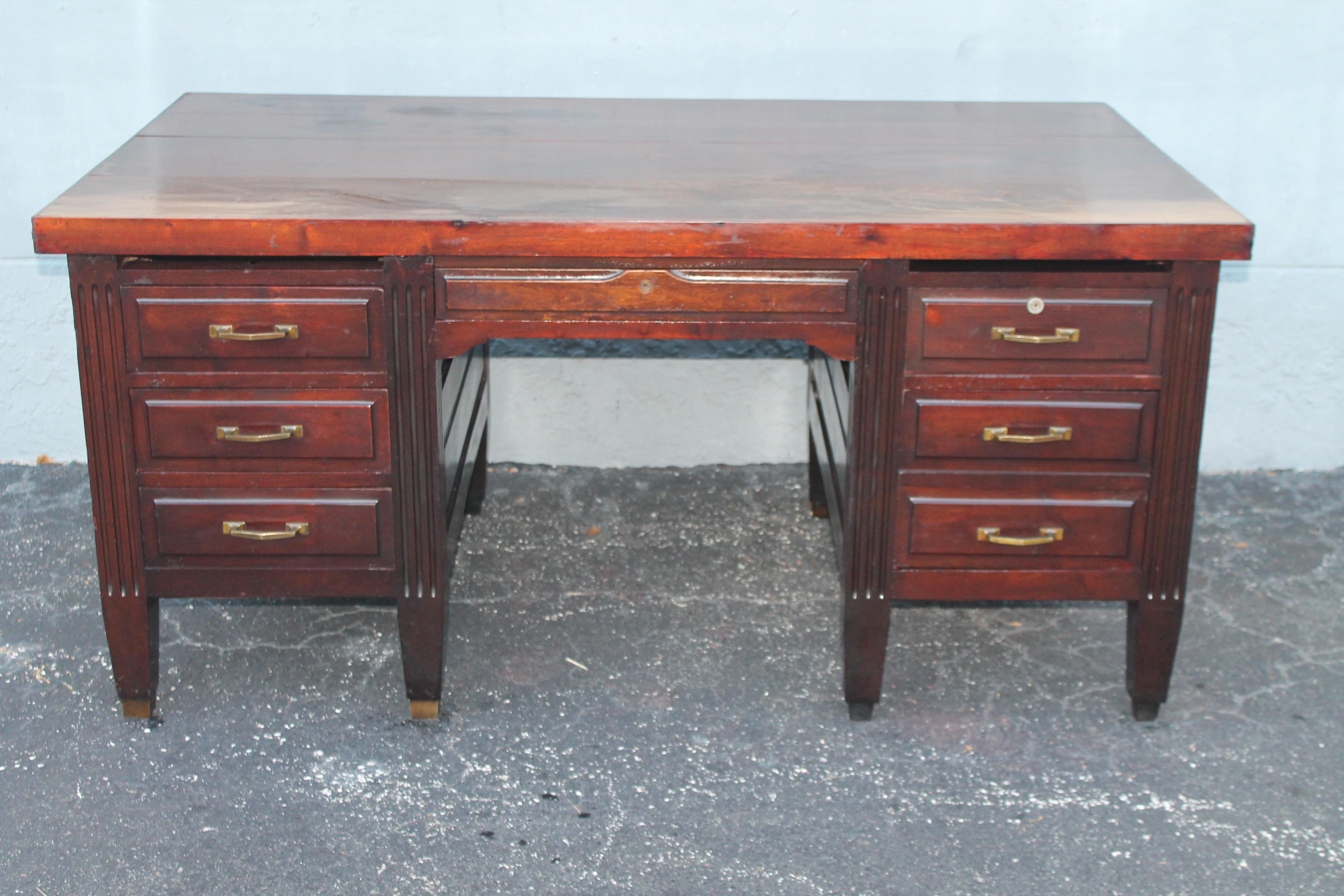 In offerta Scrivania in ciliegio pesante di produzione USA del 1930. Un sacco di spazio con 6 cassetti. Può essere posizionato in una stanza con il retro in vista. Questa scrivania di altissima qualità è composta da 4 pezzi.