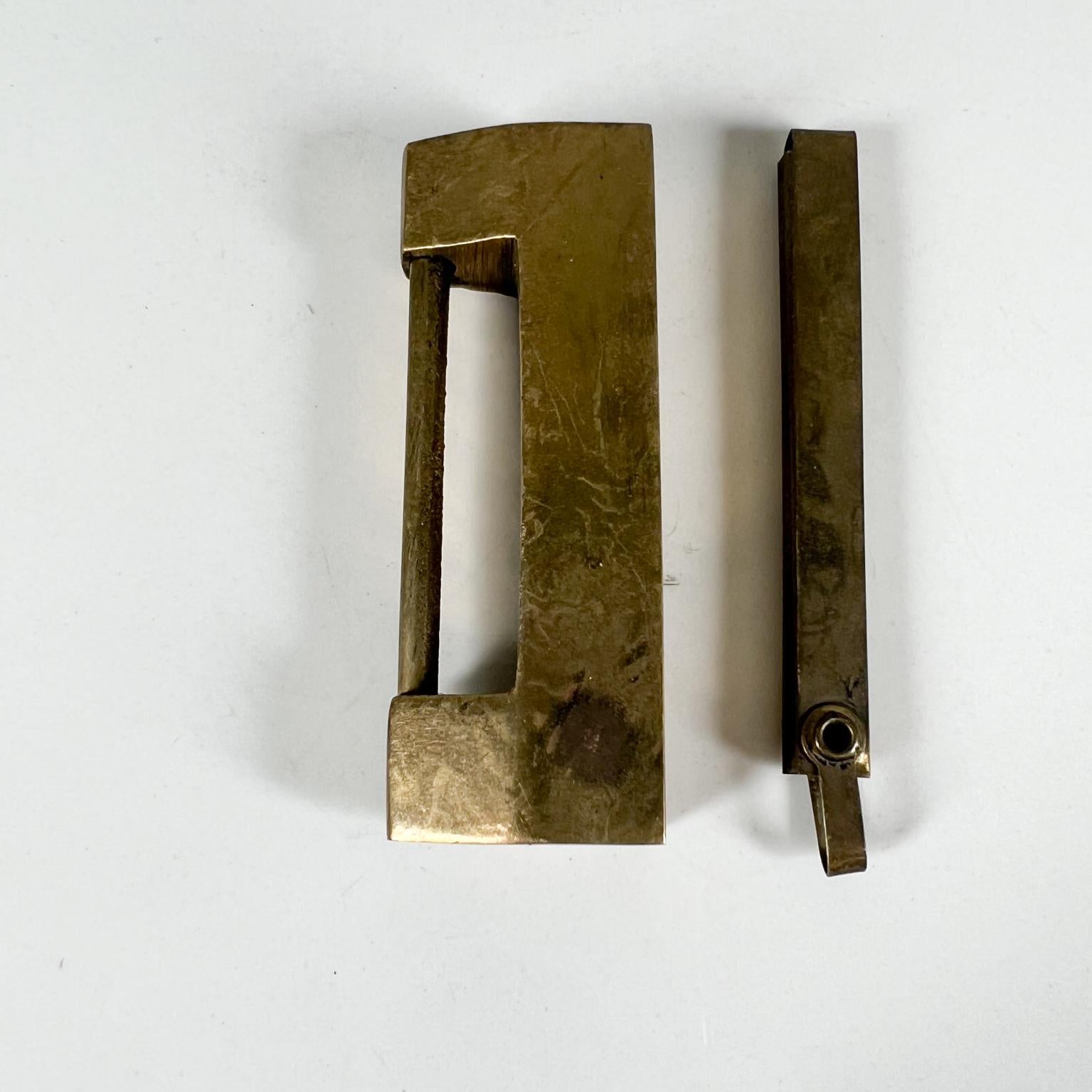 1930s Vintage heavy duty brass lock Chinese.
Measures: 2.82 long x .63 deep x 1.25 wide.
Preowned original vintage condition.
See images provided.
 