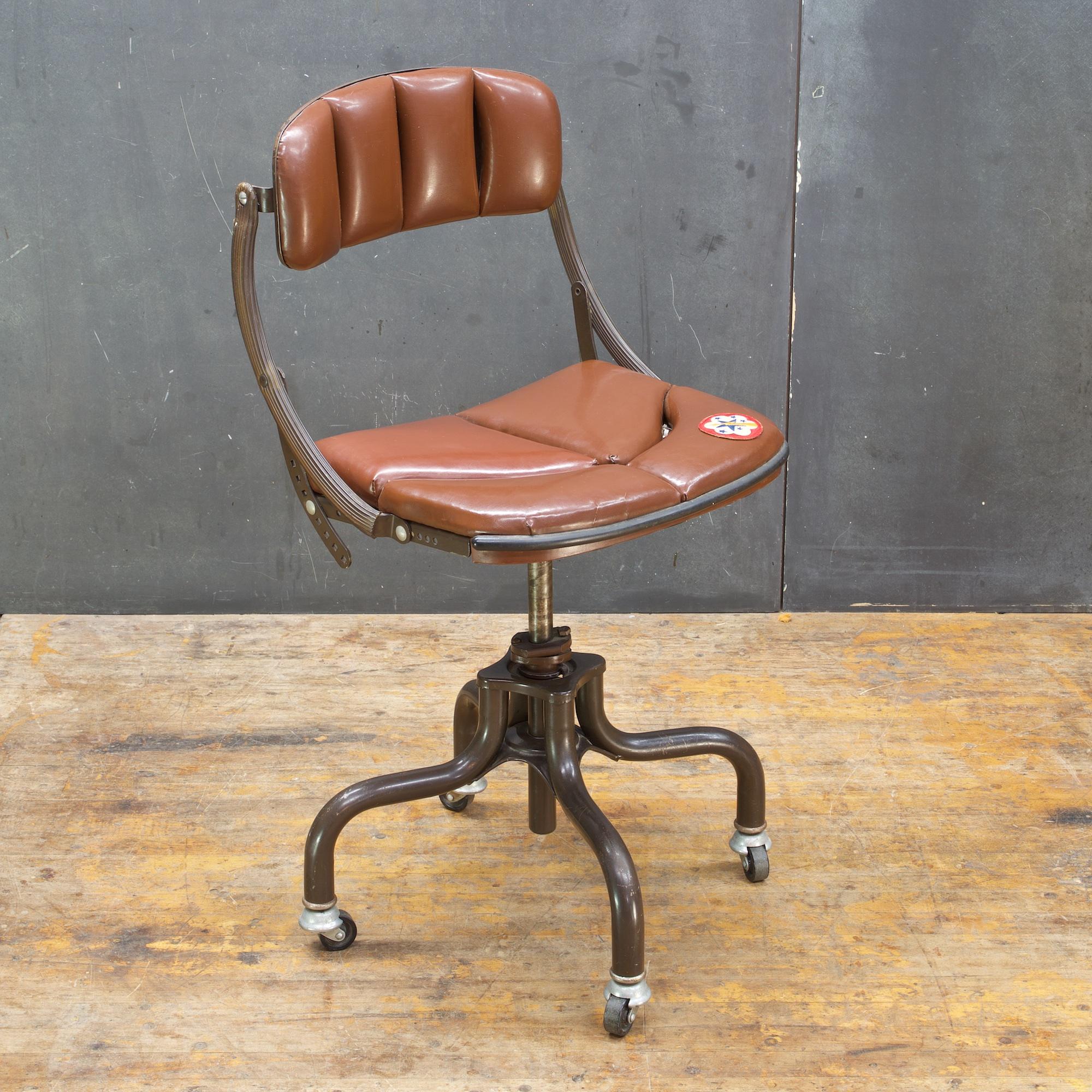 1930er Jahre Vintage Industrial Braun Vinyl Segmented Swivel Desk Chair Fritz Cross (Industriell)