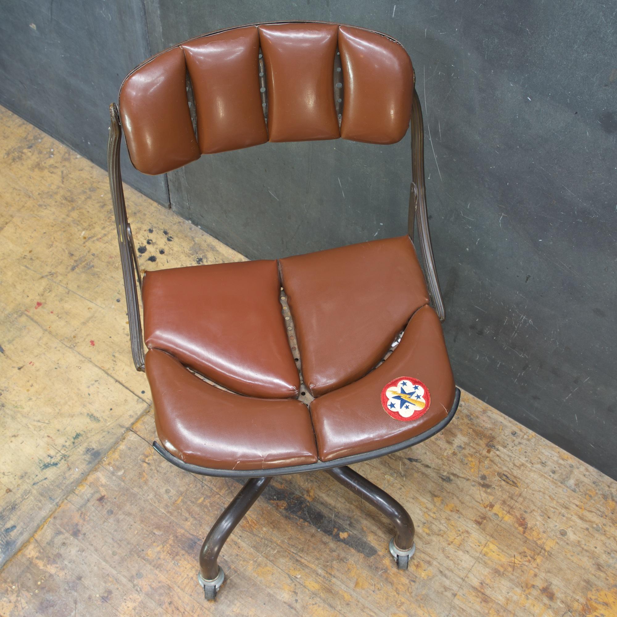 1930er Jahre Vintage Industrial Braun Vinyl Segmented Swivel Desk Chair Fritz Cross (amerikanisch)