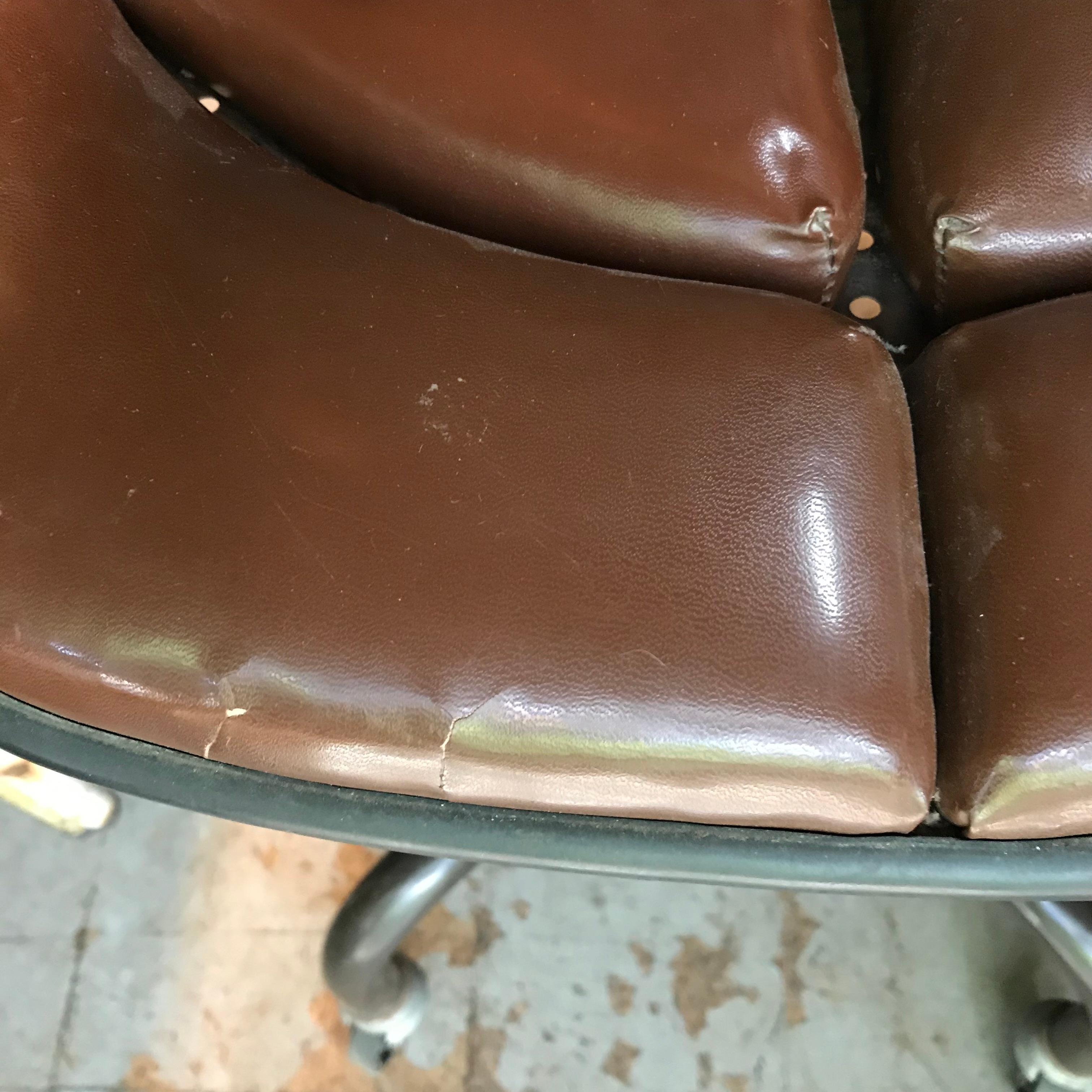 1930er Jahre Vintage Industrial Braun Vinyl Segmented Swivel Desk Chair Fritz Cross im Zustand „Starke Gebrauchsspuren“ in Hyattsville, MD