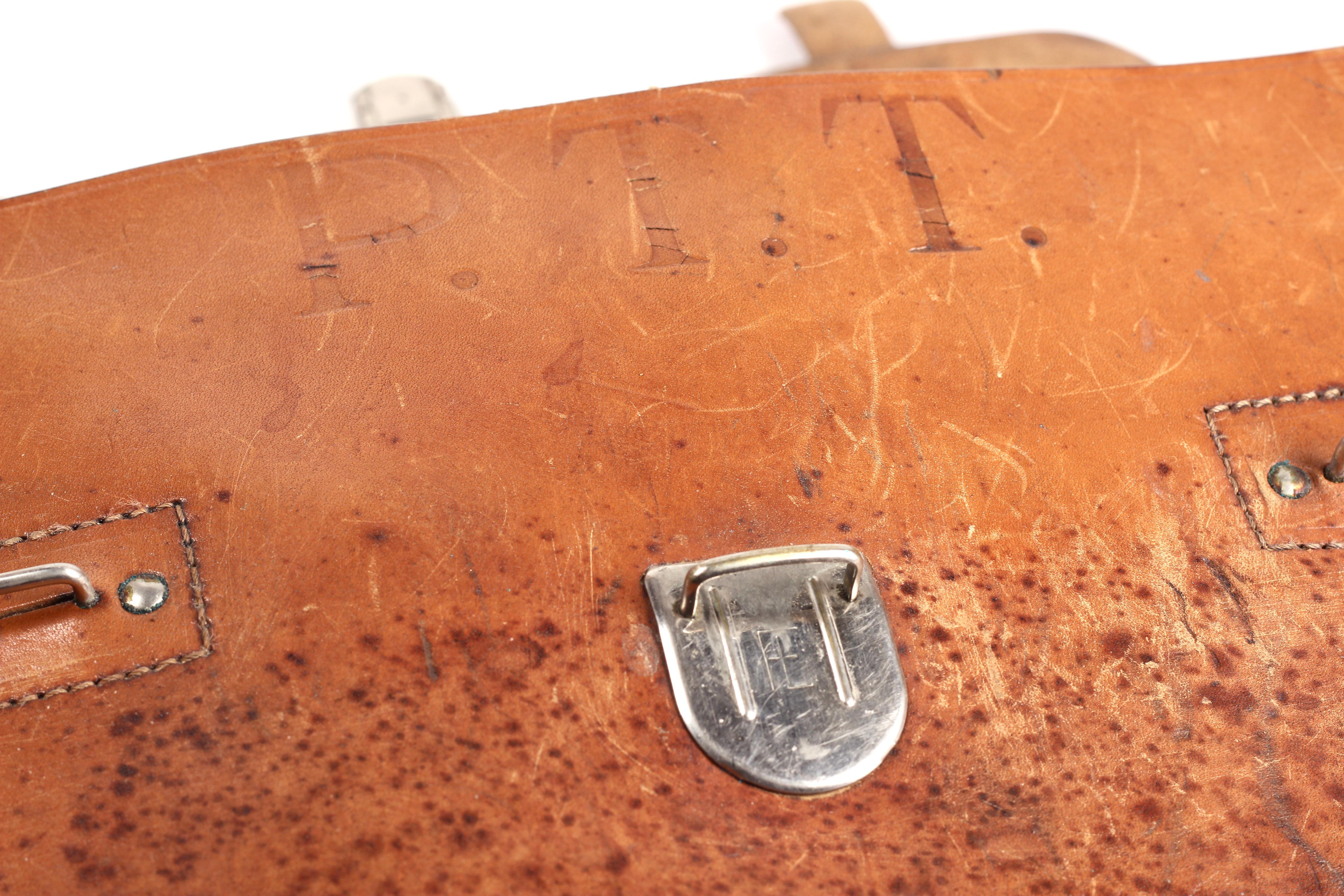 1930er Jahre Vintage Leder Aktentasche Satchel - Englisch Patina Tasche Passt MacBook

Mit dieser authentischen englischen Ledertasche aus den 1930er Jahren tauchen Sie in die Welt des klassischen Nutzens und des schlichten Stils ein. Gefertigt aus