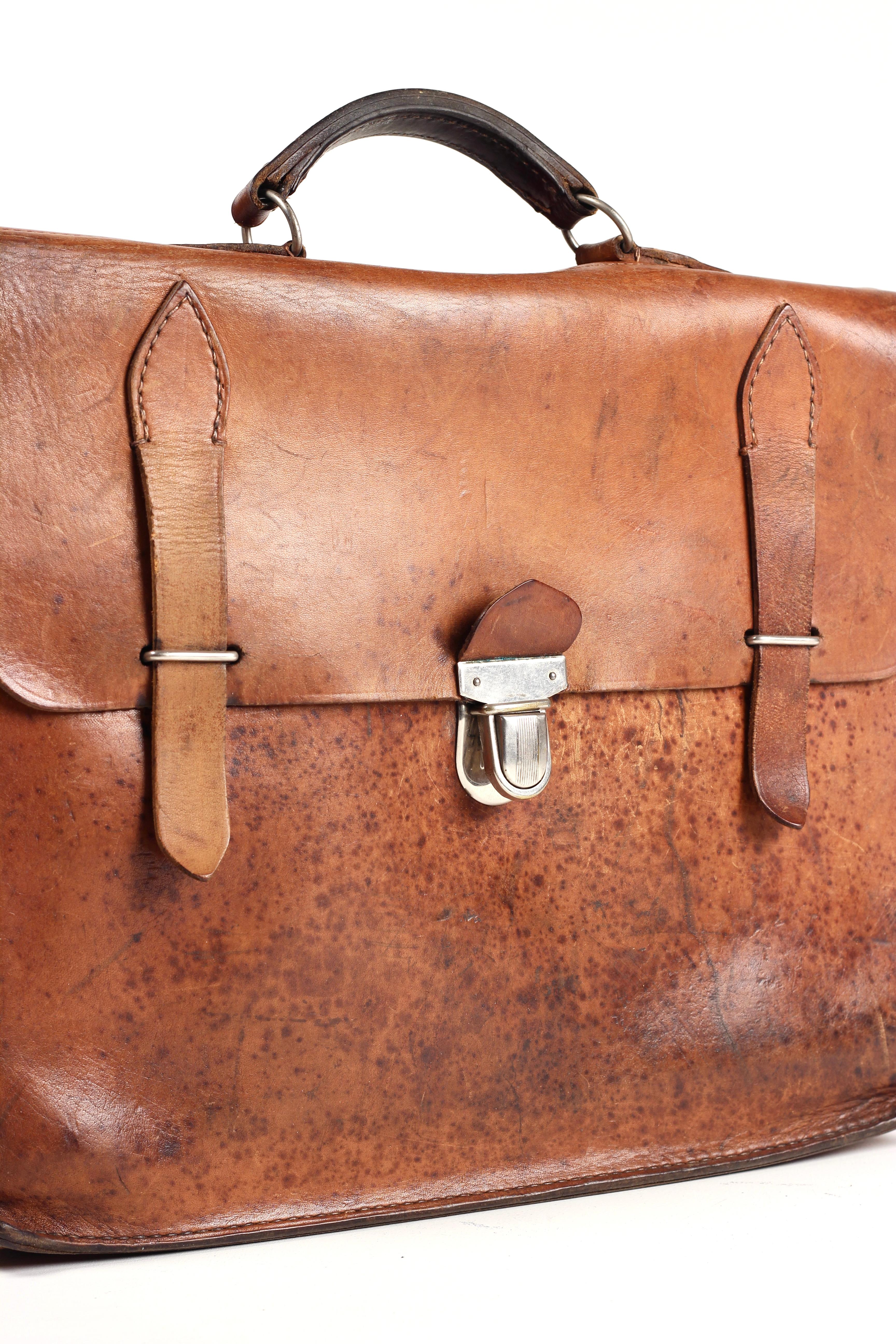 1930er Jahre Vintage Leder Aktentasche Satchel - Englisch Patina Tasche Passt MacBook (Metall) im Angebot