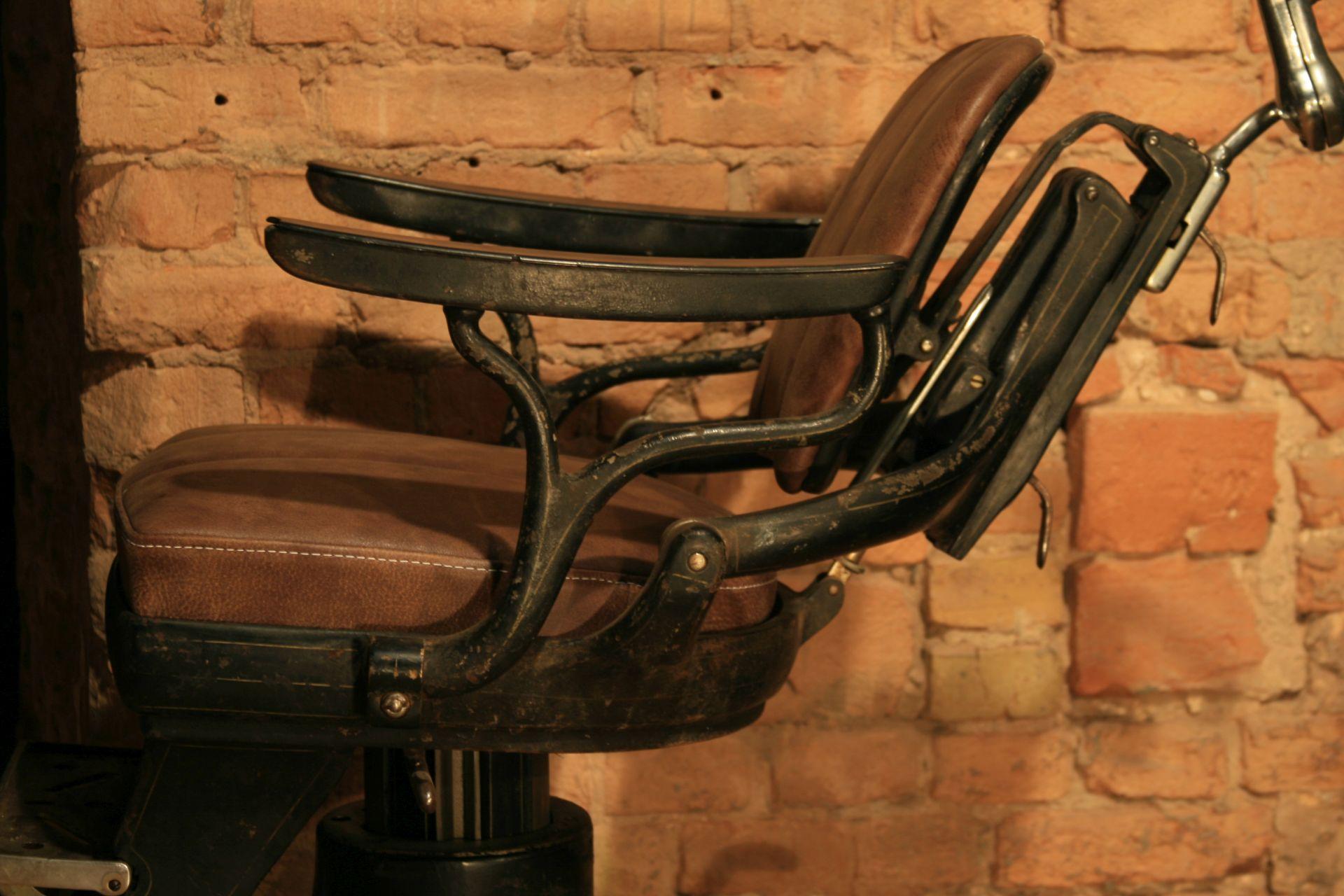 1930s Vintage LUX Dental Chair For Sale 7