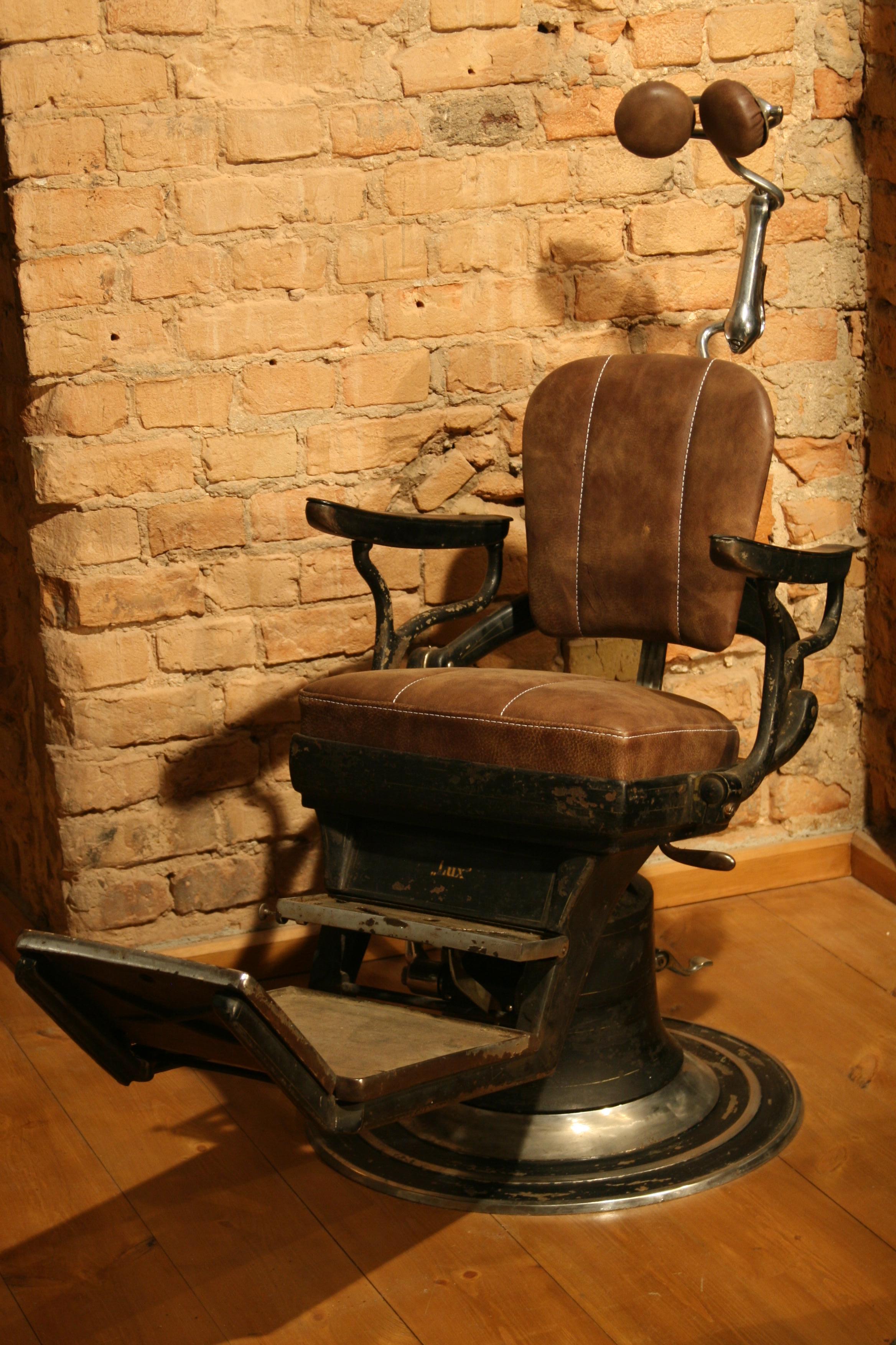 The original Polish dental chair manufactured in the 1930s by the company Dentalia located in Lodz.
Dental chair after complete service of the hydraulic system, new seat cover, backrest and head rest made of premium Italian natural leather.