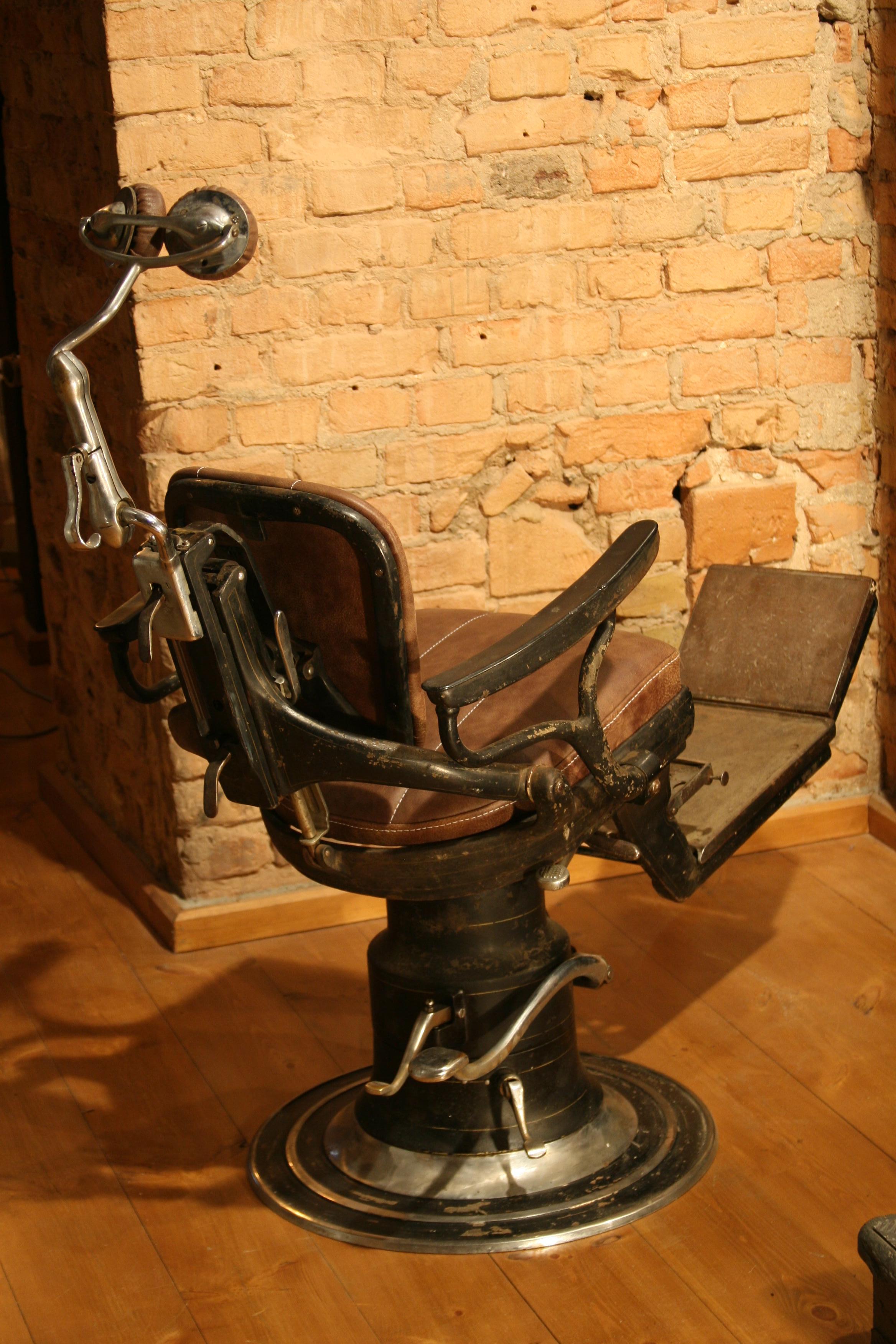 Industrial 1930s Vintage LUX Dental Chair For Sale