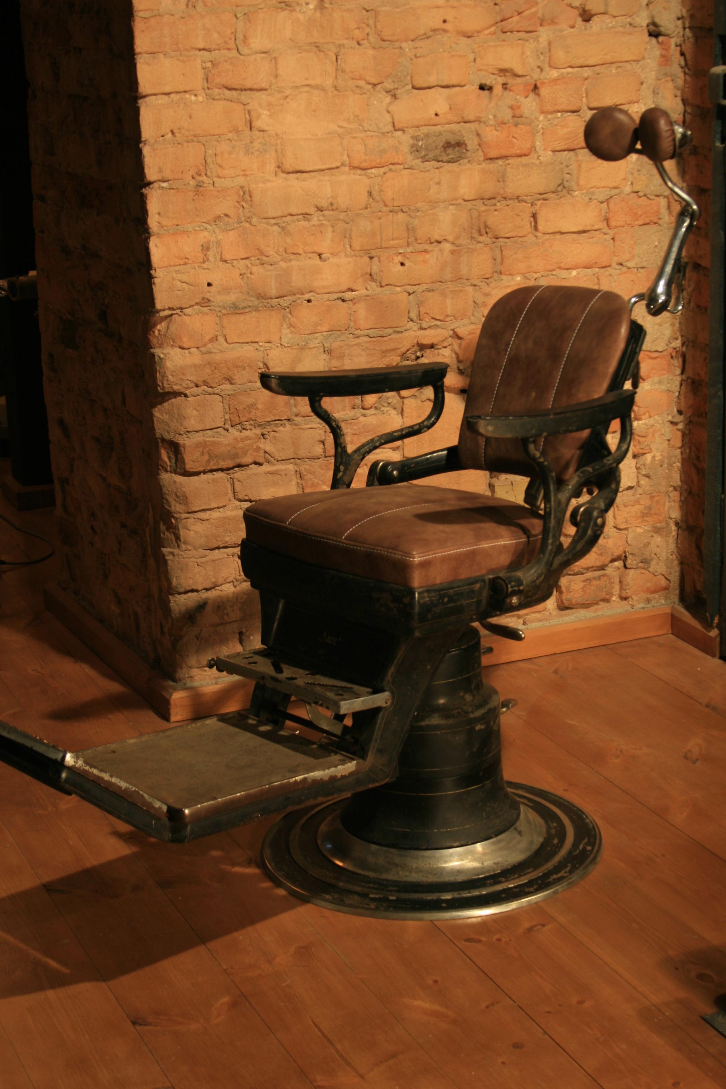 1930s Vintage LUX Dental Chair In Good Condition For Sale In Warsaw, PL