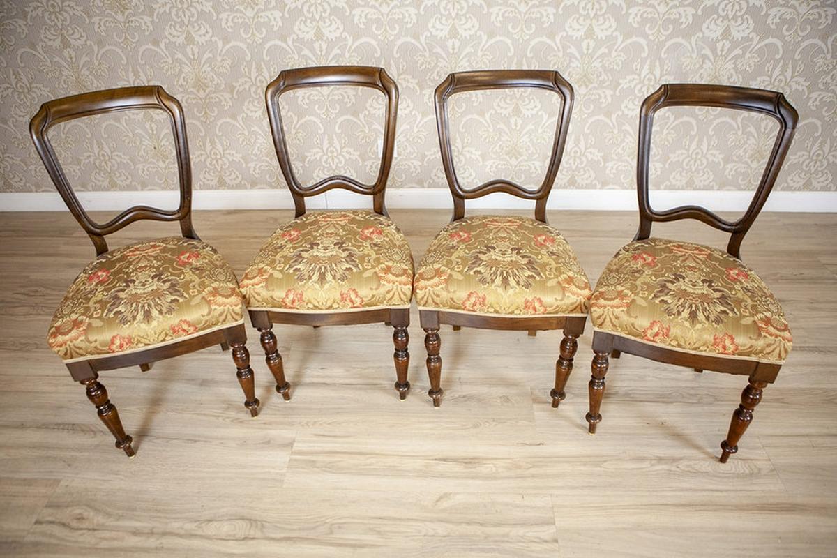 Four Mahogany Chairs in Floral Upholstery, Circa 1930, Set of 4

Bring timeless sophistication to your interior with this stunning set of four Victorian-era dining chairs, masterfully handcrafted in the late 19th century. These chairs embody the