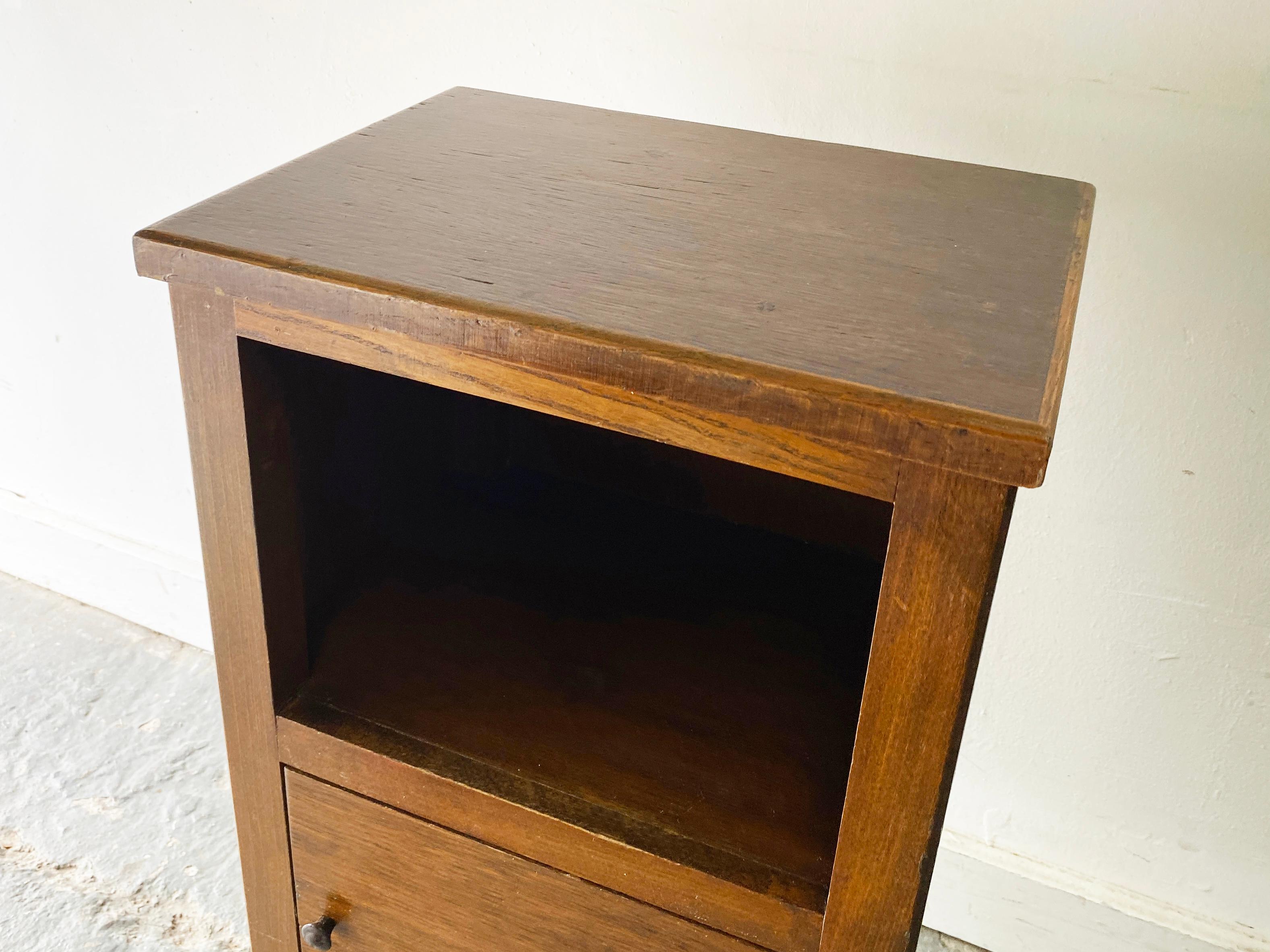 1930’s vintage mid century bedside cabinet In Good Condition For Sale In London, GB