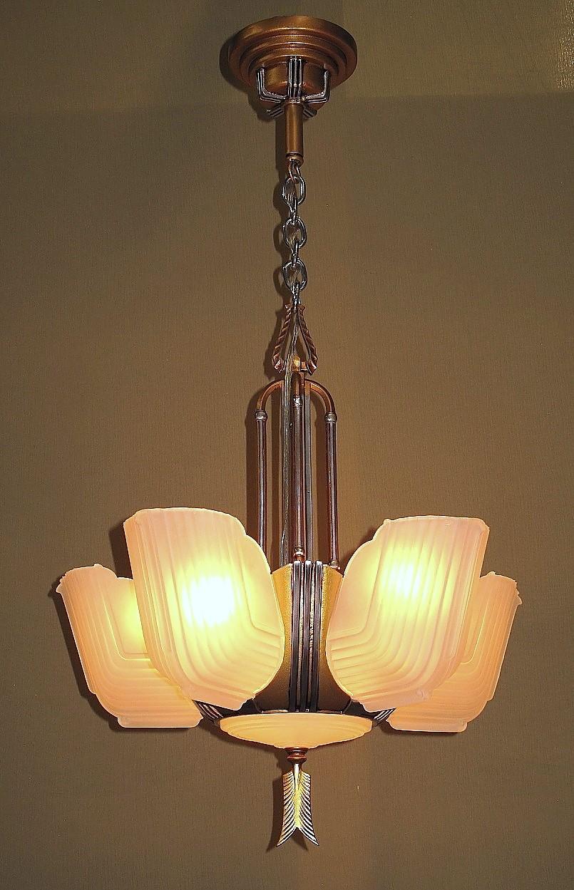 Meraviglioso lampadario che mostra lo stile Mid Century, che era già una direzione del design negli anni '30. Restaurata nei suoi colori originali, oro antico e alluminio lucido, con tutti i cablaggi nuovi.  Ricablati secondo gli standard UL (non