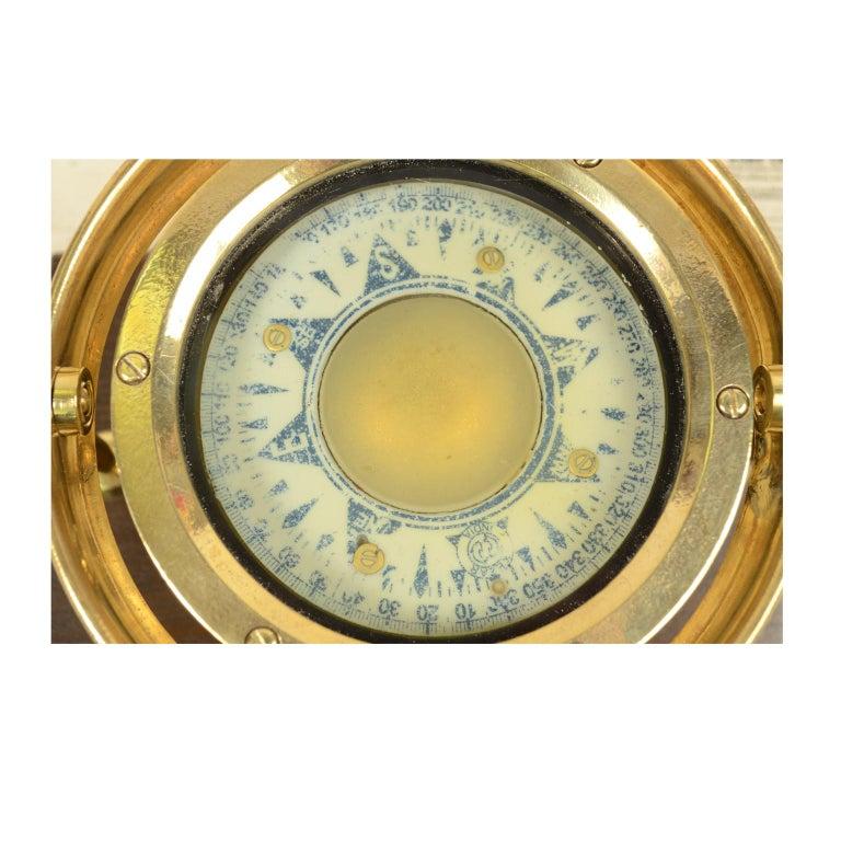 1930s Vintage Nautical Indian Brass Magnetic Compass Mounted on Wooden Board In Good Condition In Milan, IT