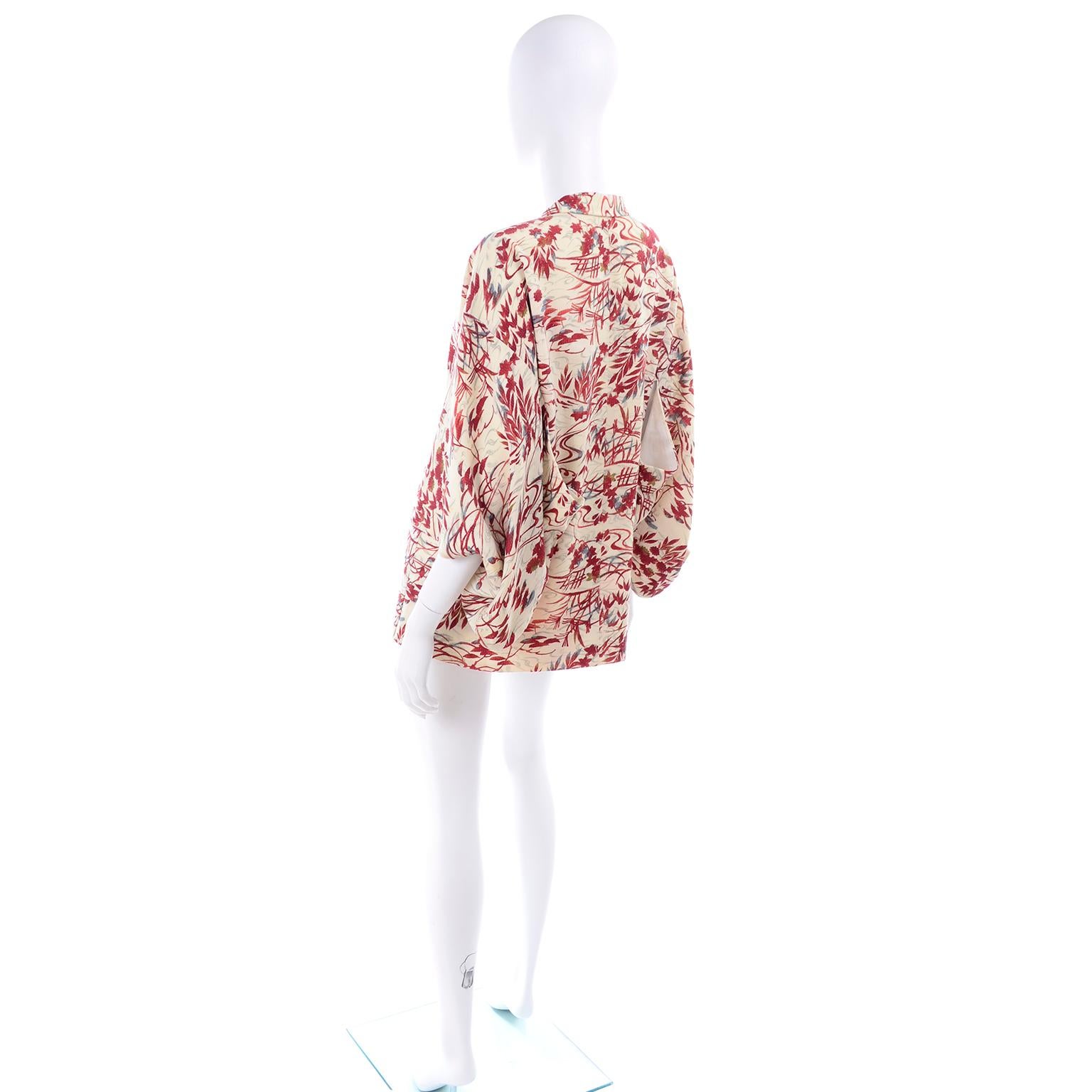 1930s Vintage Red & Cream Haori Silk Kimono Jacket In Good Condition In Portland, OR
