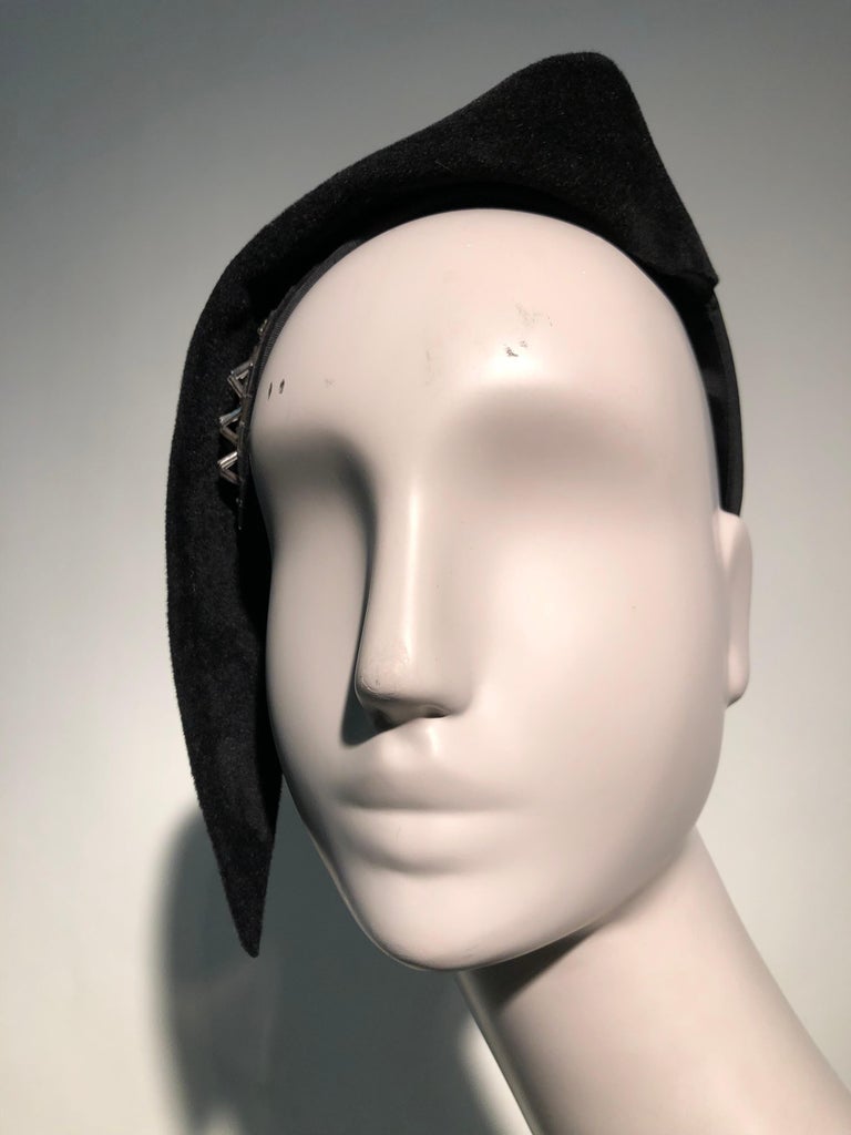 1930s Vogue True Art Deco Black Velvet Sculpted Dramatic Beaded Hat In Excellent Condition For Sale In San Francisco, CA