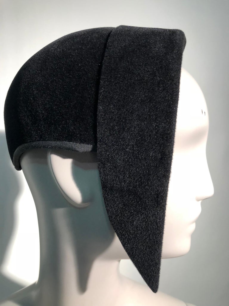 Women's 1930s Vogue True Art Deco Black Velvet Sculpted Dramatic Beaded Hat For Sale
