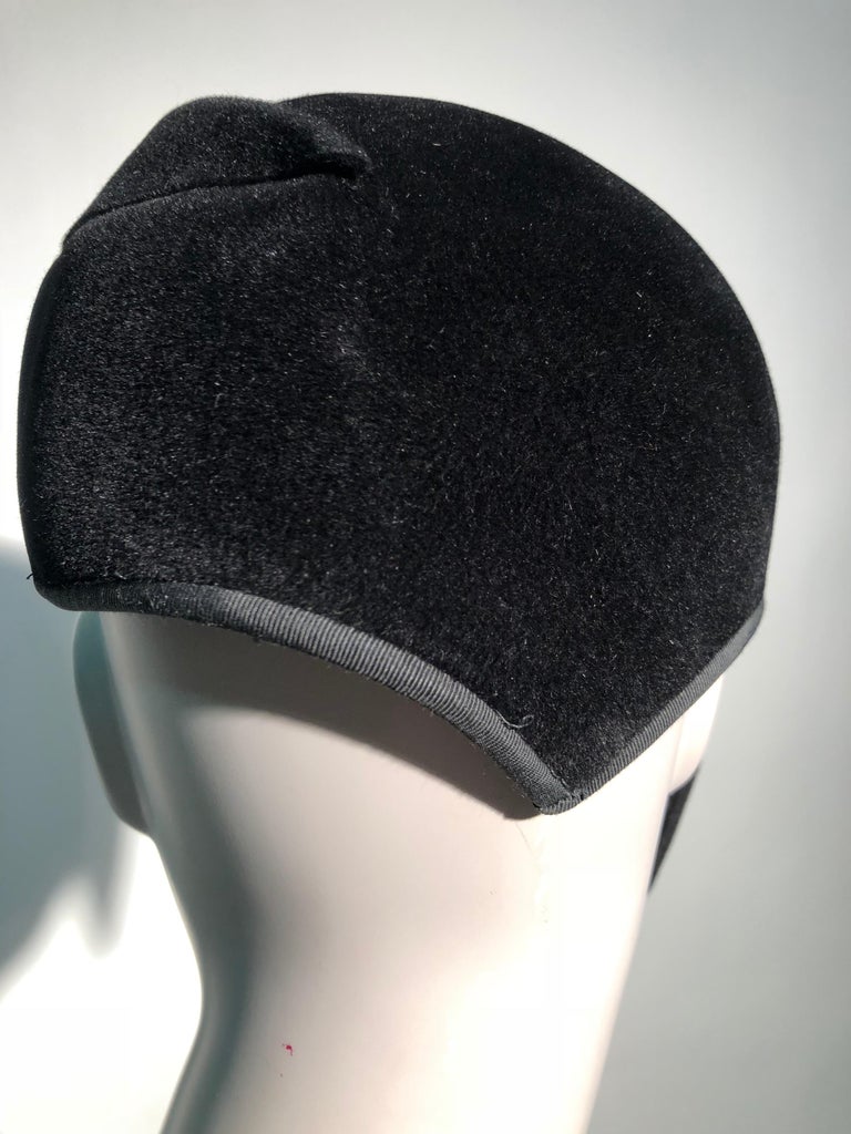 1930s Vogue True Art Deco Black Velvet Sculpted Dramatic Beaded Hat For Sale 1