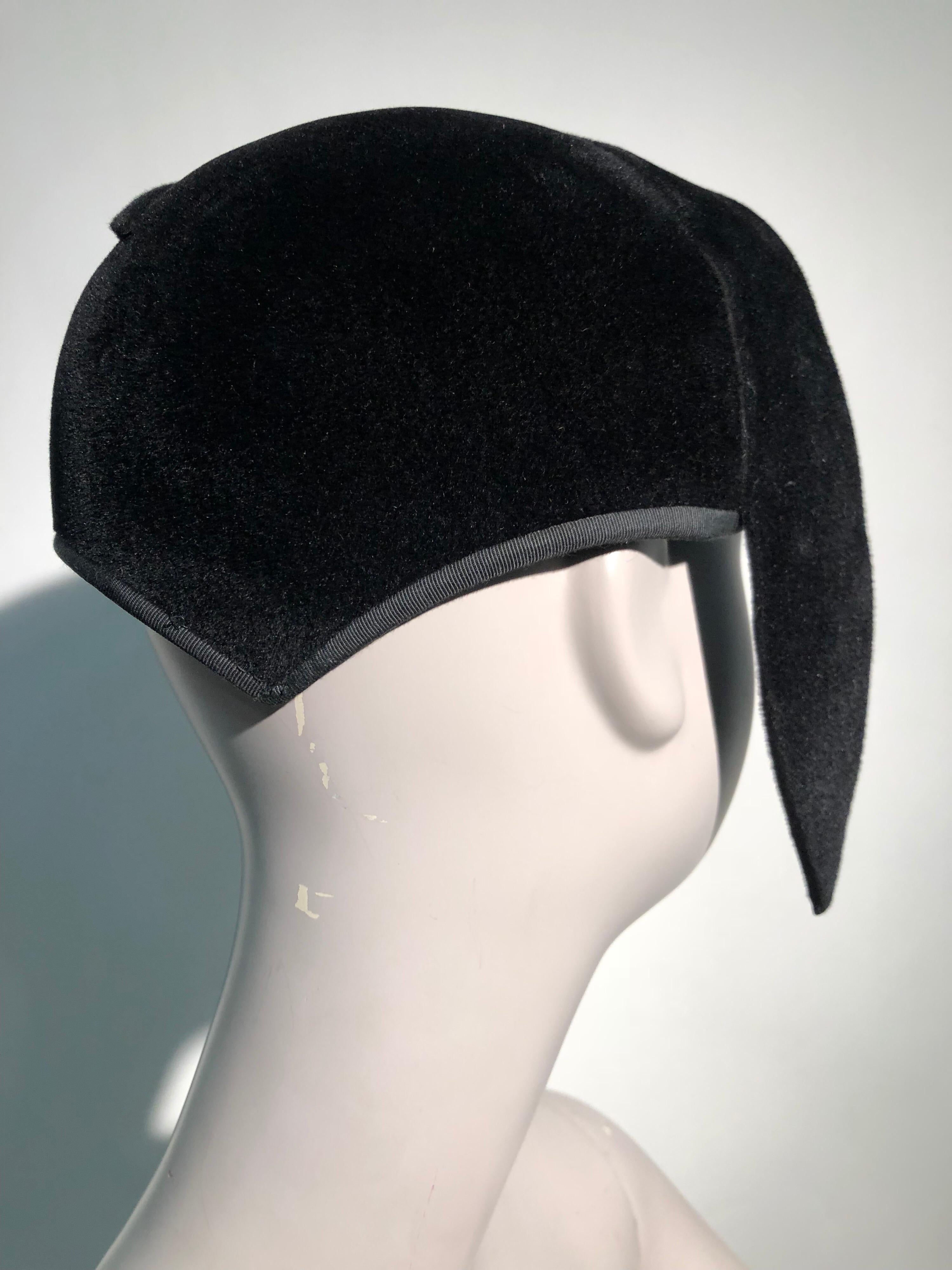 1930s Vogue True Art Deco Black Velvet Sculpted Dramatic Beaded Hat In Excellent Condition In Gresham, OR