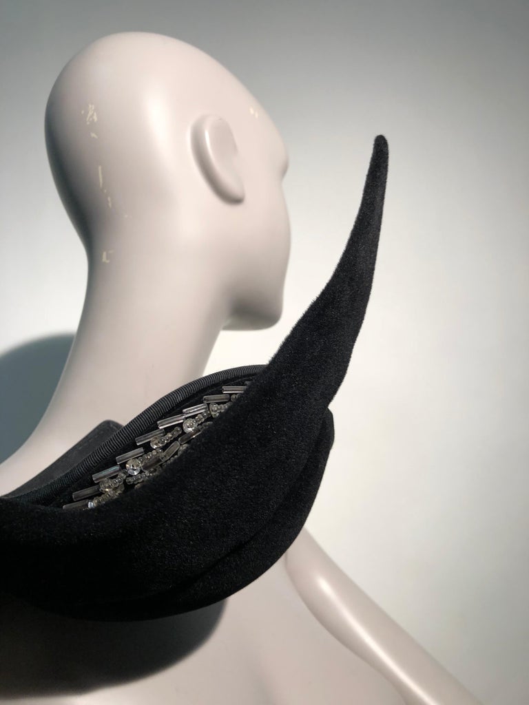 1930s Vogue True Art Deco Black Velvet Sculpted Dramatic Beaded Hat For Sale 4