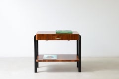 Table basse des années 1930 en noyer et bois teinté