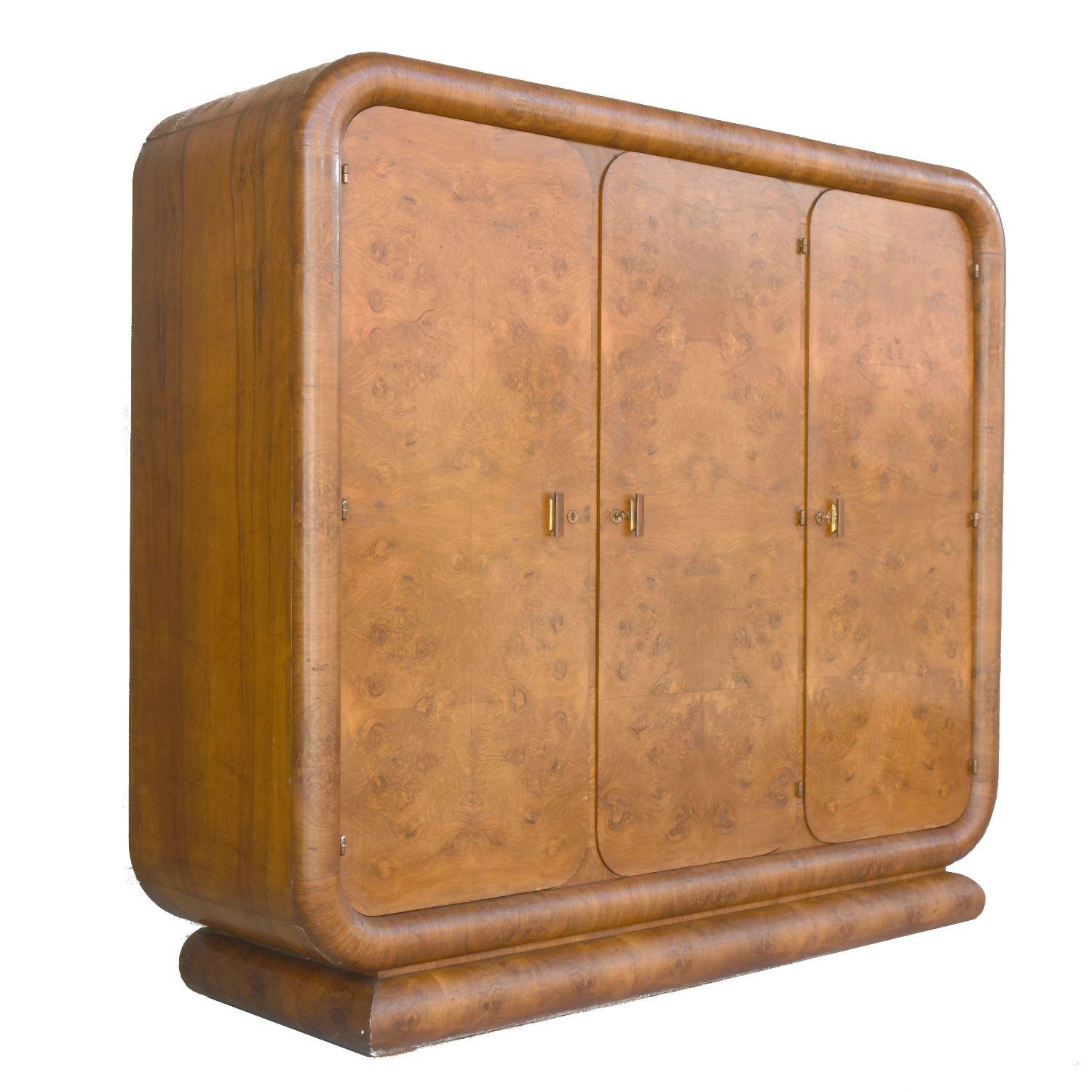 Hollywoodian style wardrobe from the 1930s Art Deco period in walnut burl with amazing shapes, height 186 cm, width 210 cm and 64 cm deep.