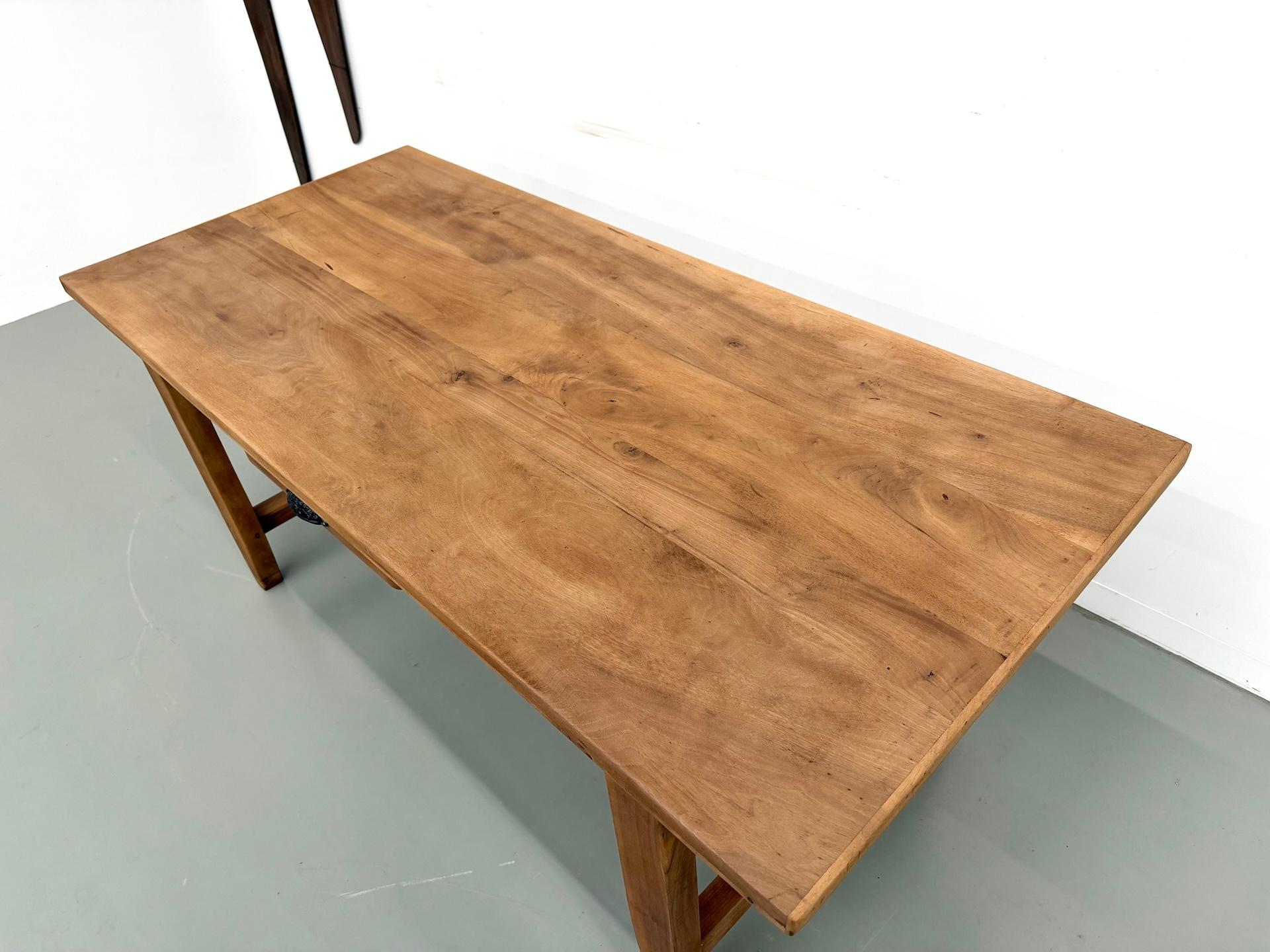 1930s Walnut French Farmhouse Table – Fully Restored en vente 3