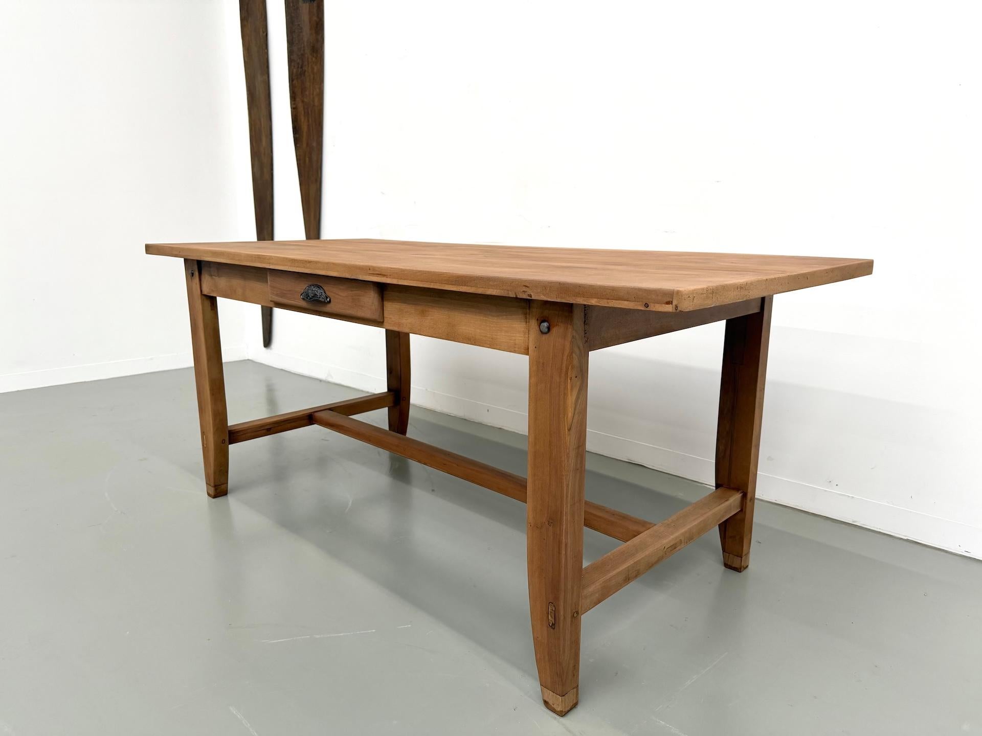 1930s Walnut French Farmhouse Table – Fully Restored en vente 4