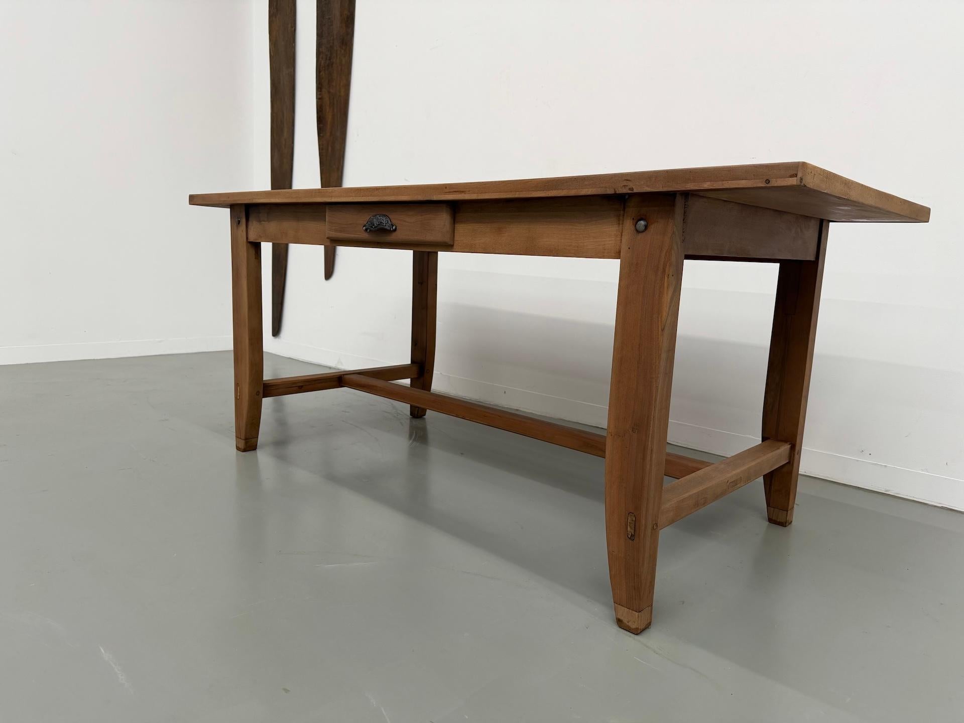 1930s Walnut French Farmhouse Table – Fully Restored en vente 5