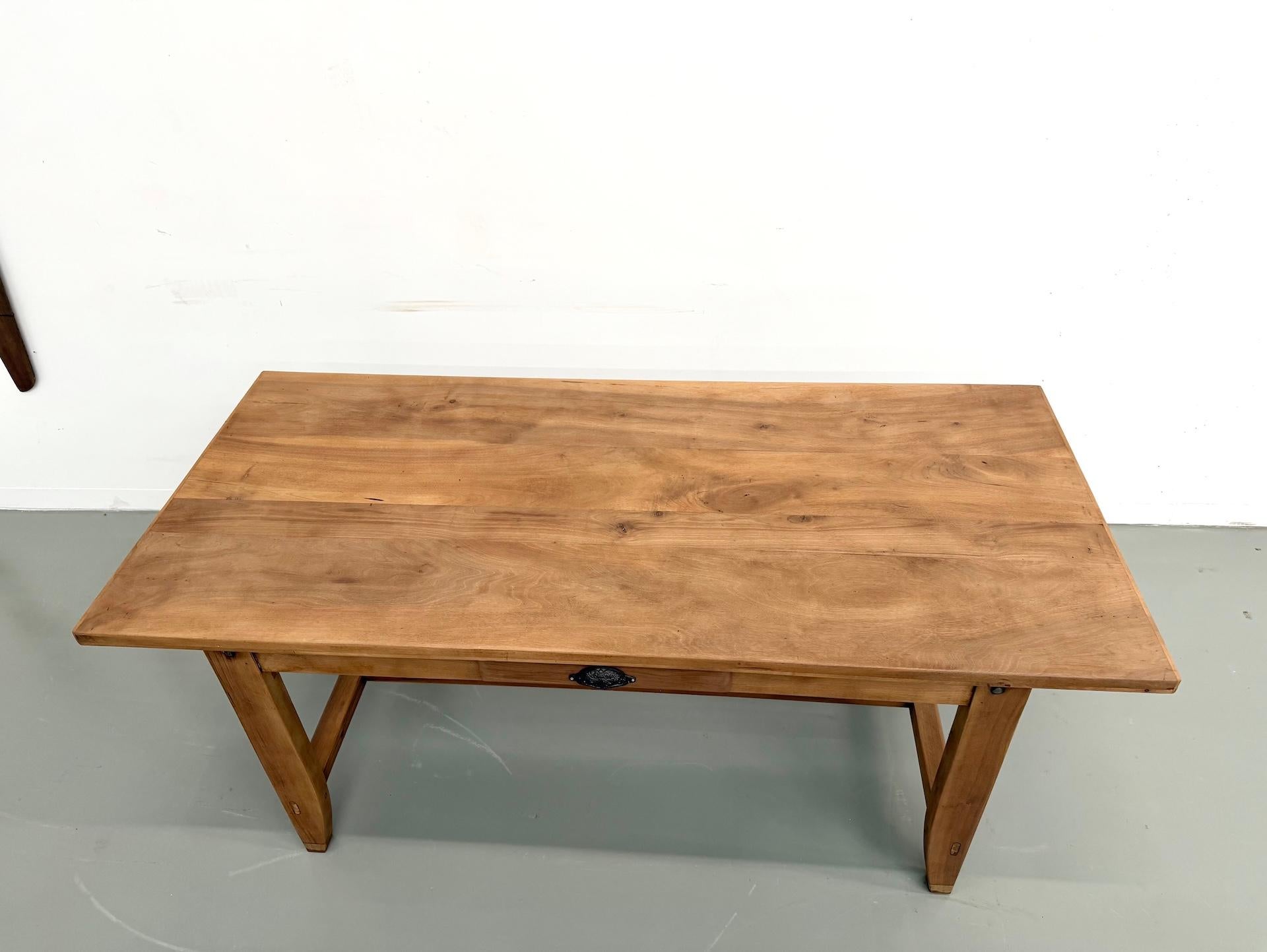 1930s Walnut French Farmhouse Table – Fully Restored en vente 6