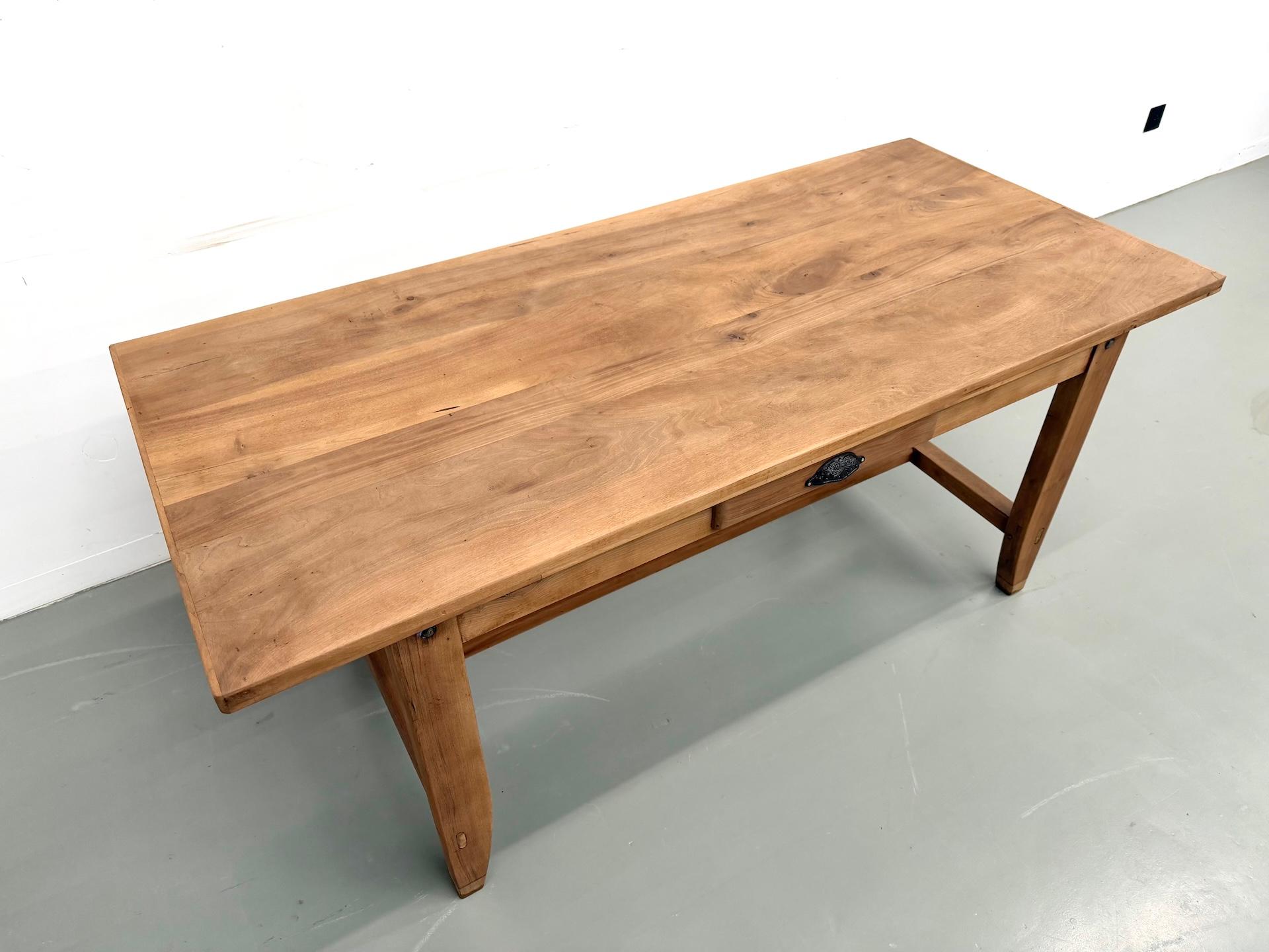1930s Walnut French Farmhouse Table – Fully Restored en vente 7