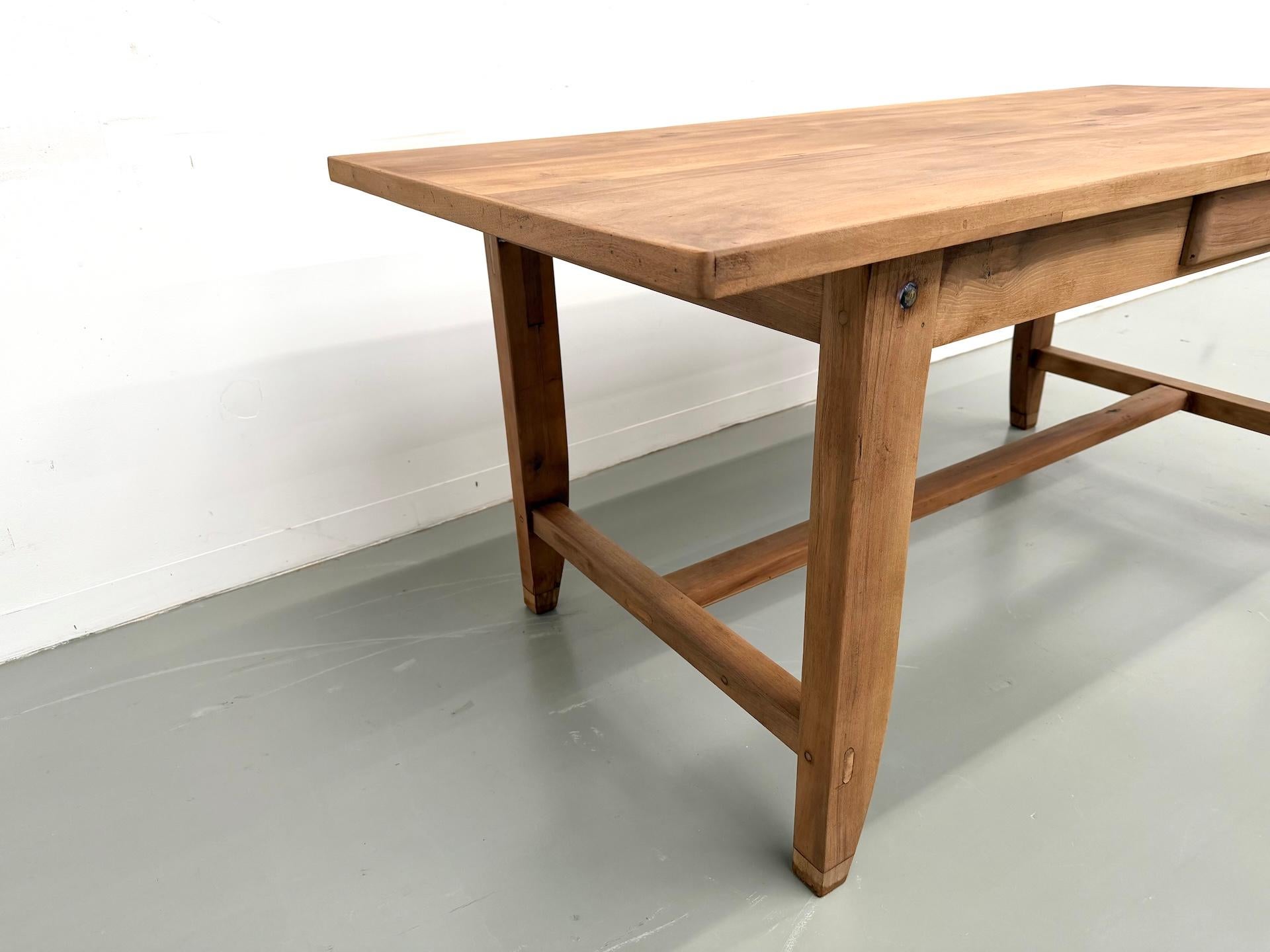 1930s Walnut French Farmhouse Table – Fully Restored en vente 8