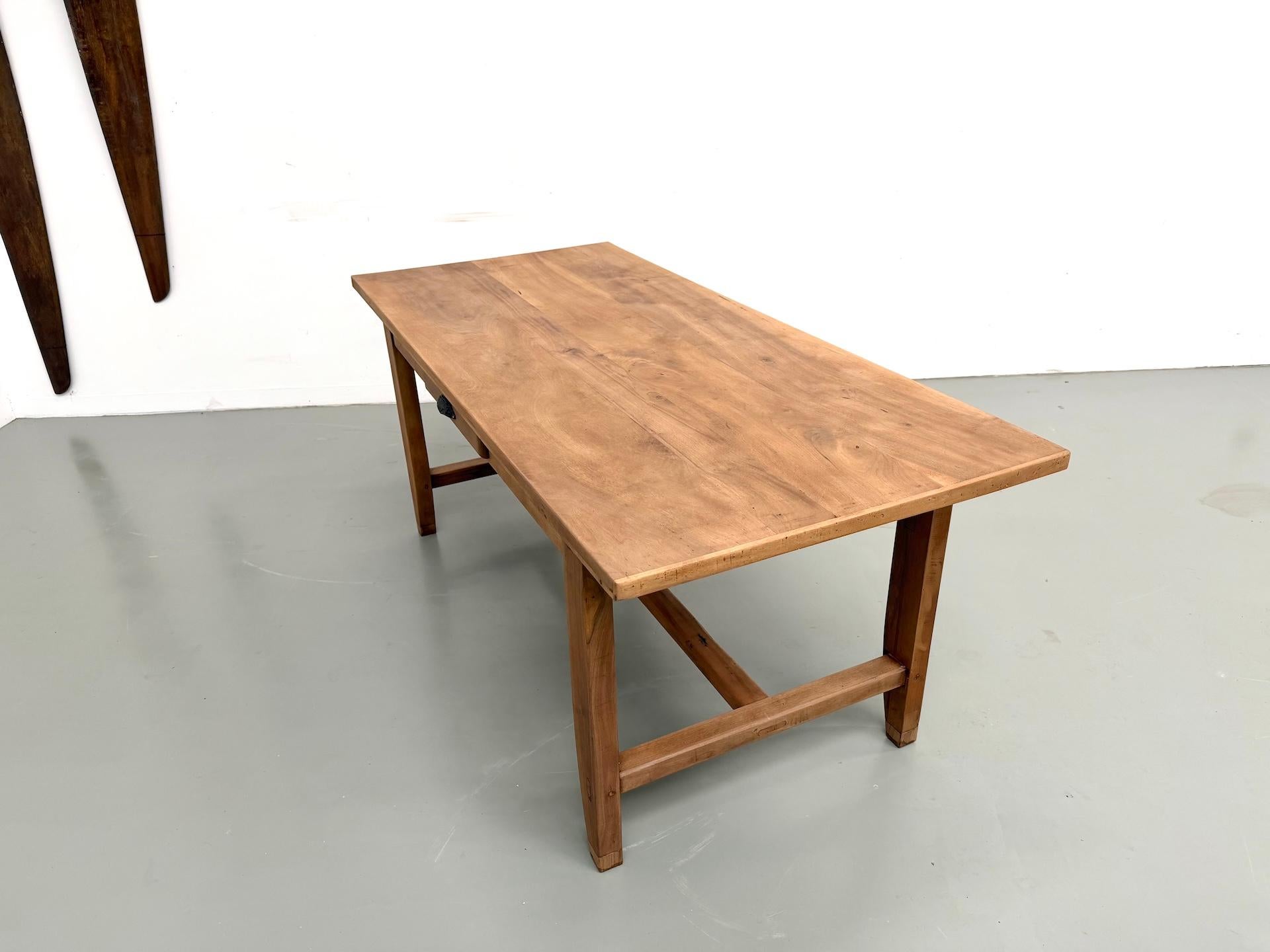 1930s Walnut French Farmhouse Table – Fully Restored en vente 9
