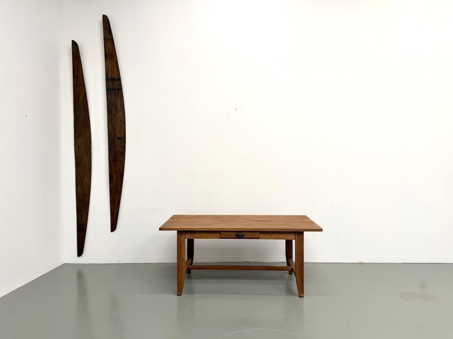 Titre : Table de ferme en noyer des années 1930 - entièrement restaurée

Description : Ajoutez une touche d'authenticité intemporelle à votre intérieur avec cette superbe table de ferme en noyer des années 1930. Pièce unique au charme indéniable,