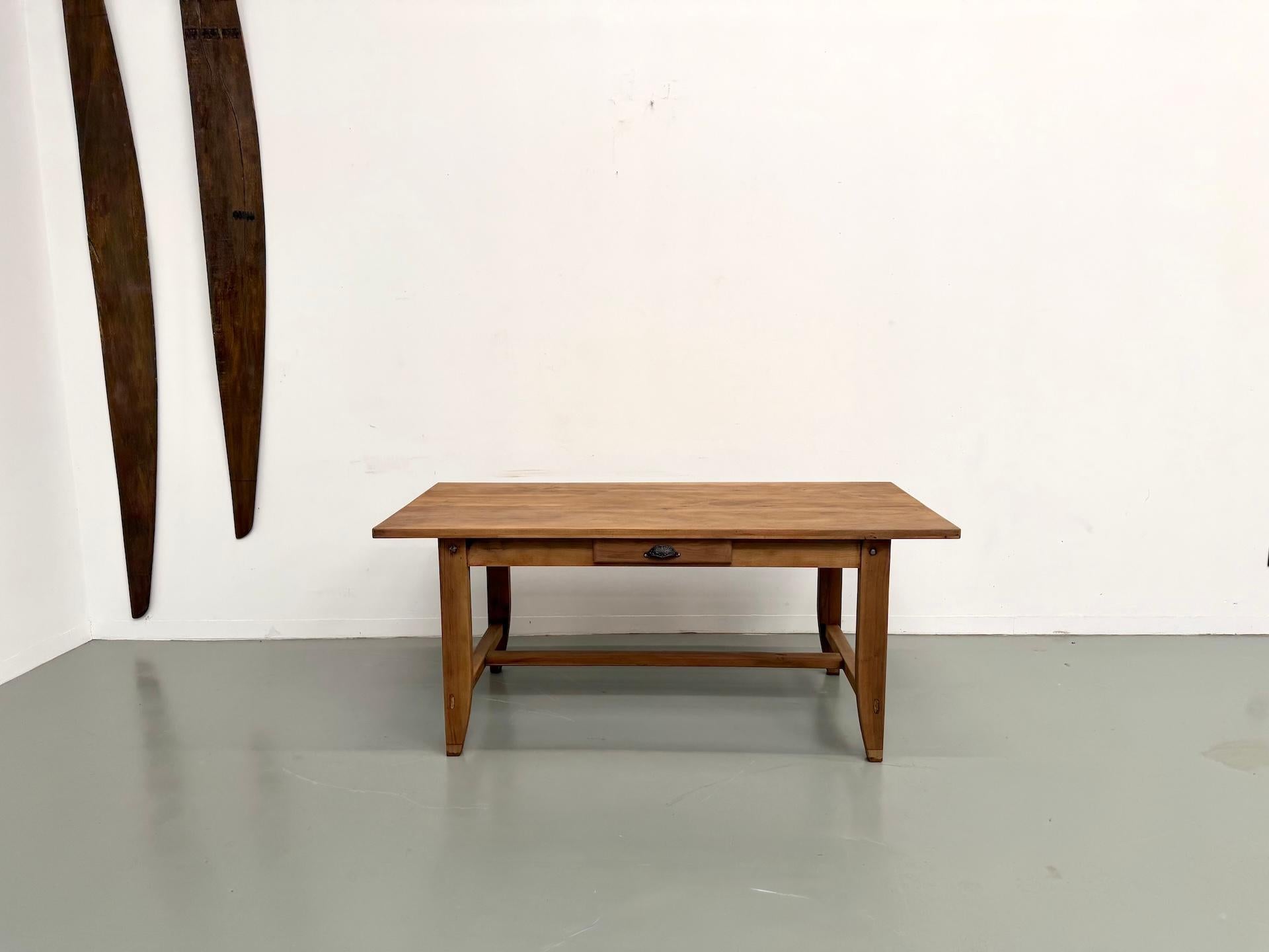 Provincial français 1930s Walnut French Farmhouse Table – Fully Restored en vente