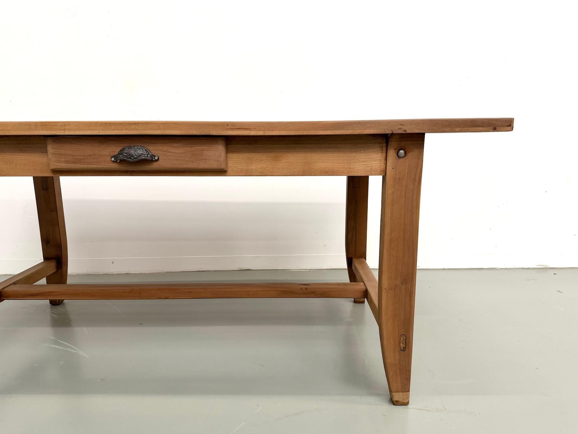 1930s Walnut French Farmhouse Table – Fully Restored Bon état - En vente à LYON, FR