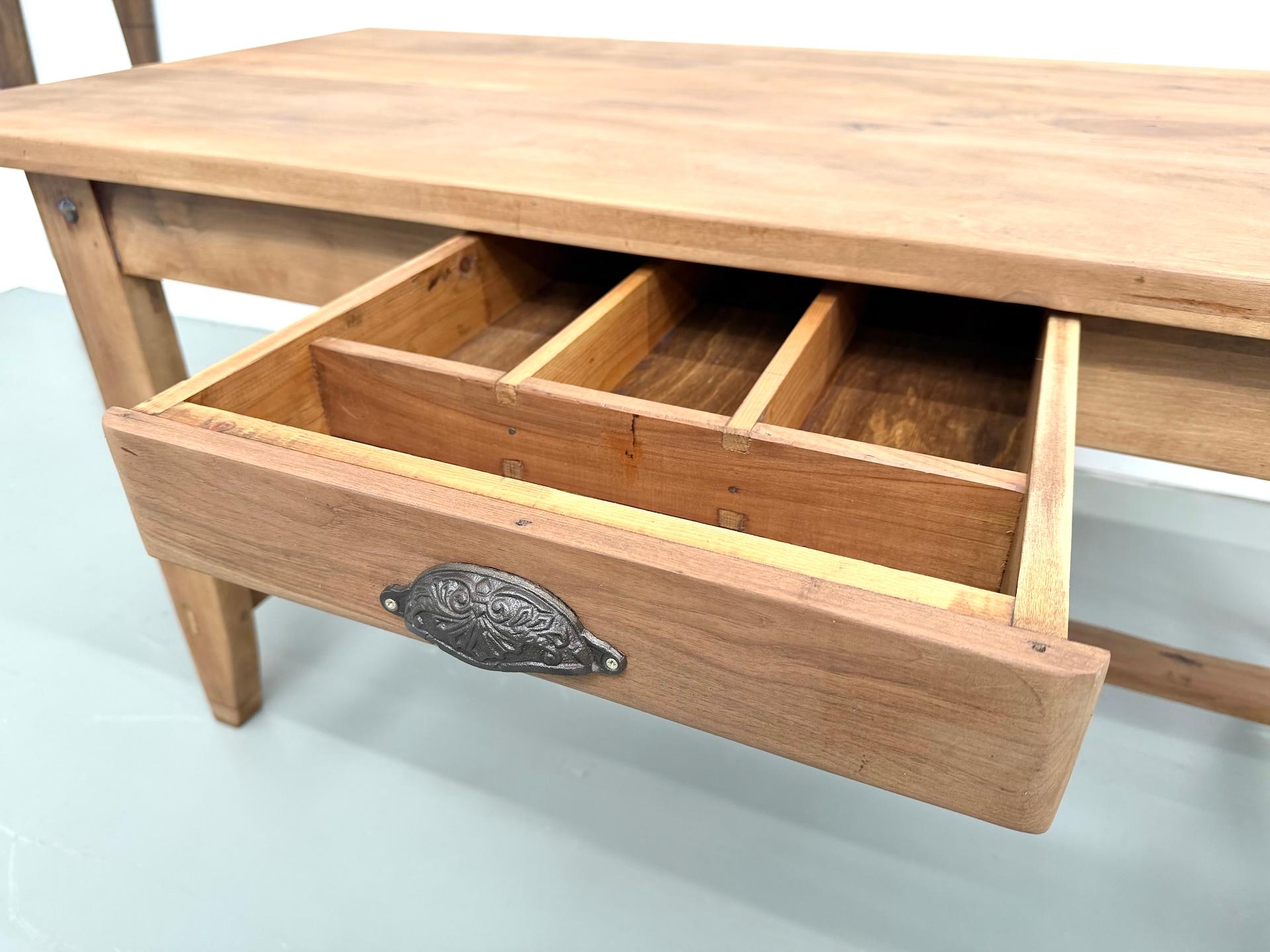 1930s Walnut French Farmhouse Table – Fully Restored en vente 2