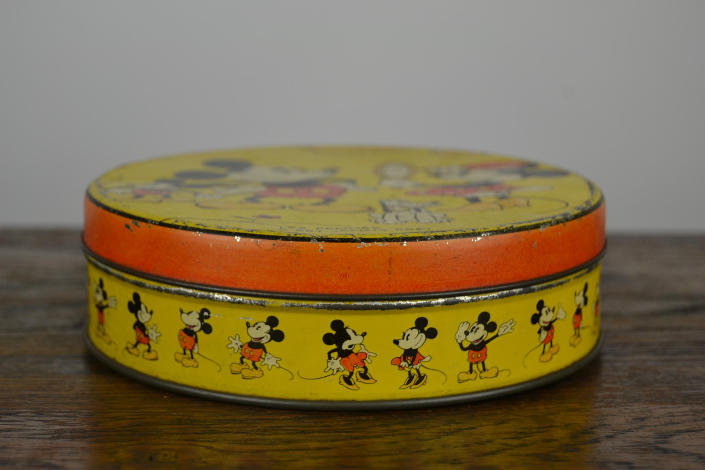1930s  Walt Disney Tin with Mickey Mouse, Minnie Mouse and Pluto  In Good Condition In Antwerp, BE