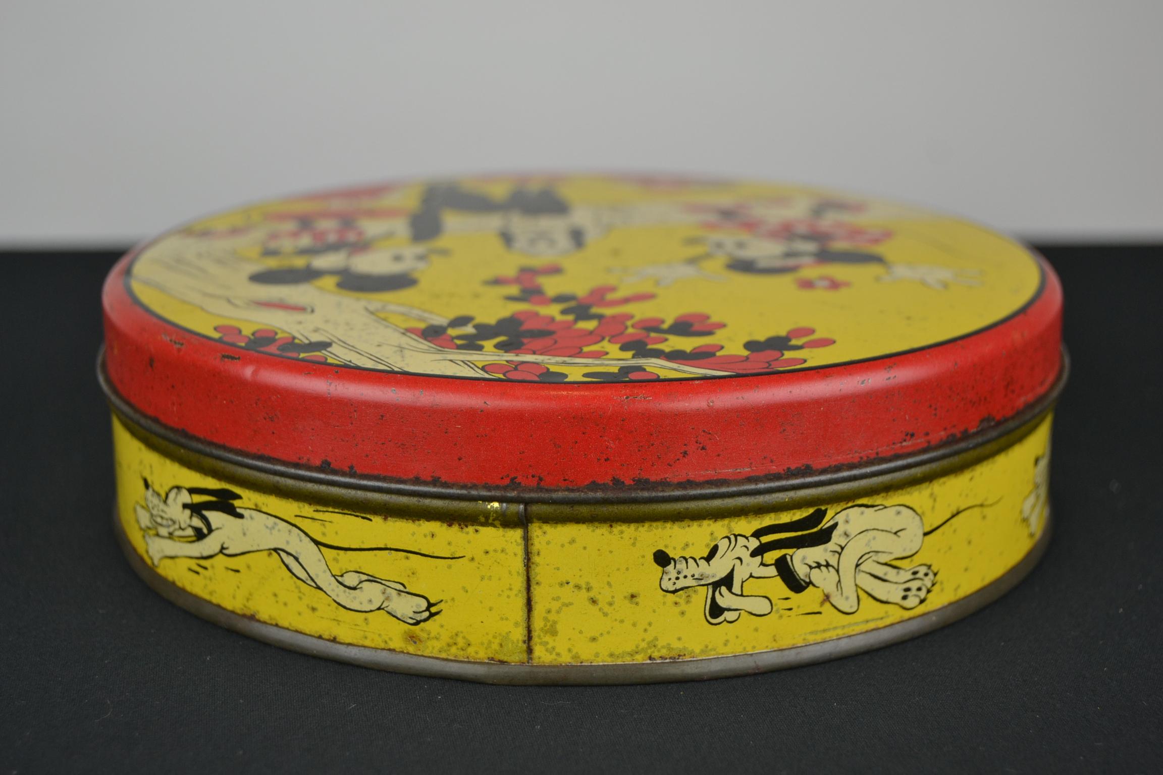 1930s Walt Disney Tin with Mickey Mouse, Minnie Mouse, Pluto and Cat For Sale 1