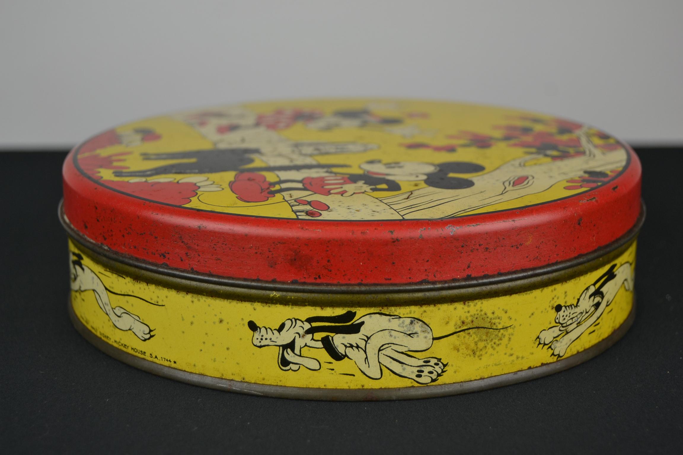 1930s Walt Disney Tin with Mickey Mouse, Minnie Mouse, Pluto and Cat For Sale 2