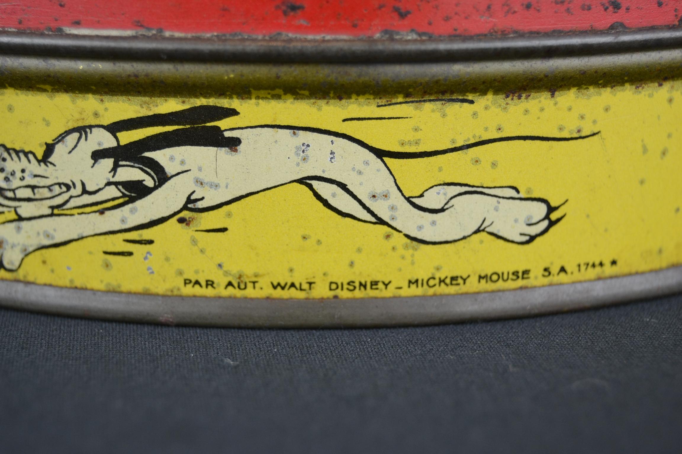 1930er Jahre Walt Disney Zinn mit Mickey Mouse, Minnie Mouse, Pluto und Katze im Angebot 3