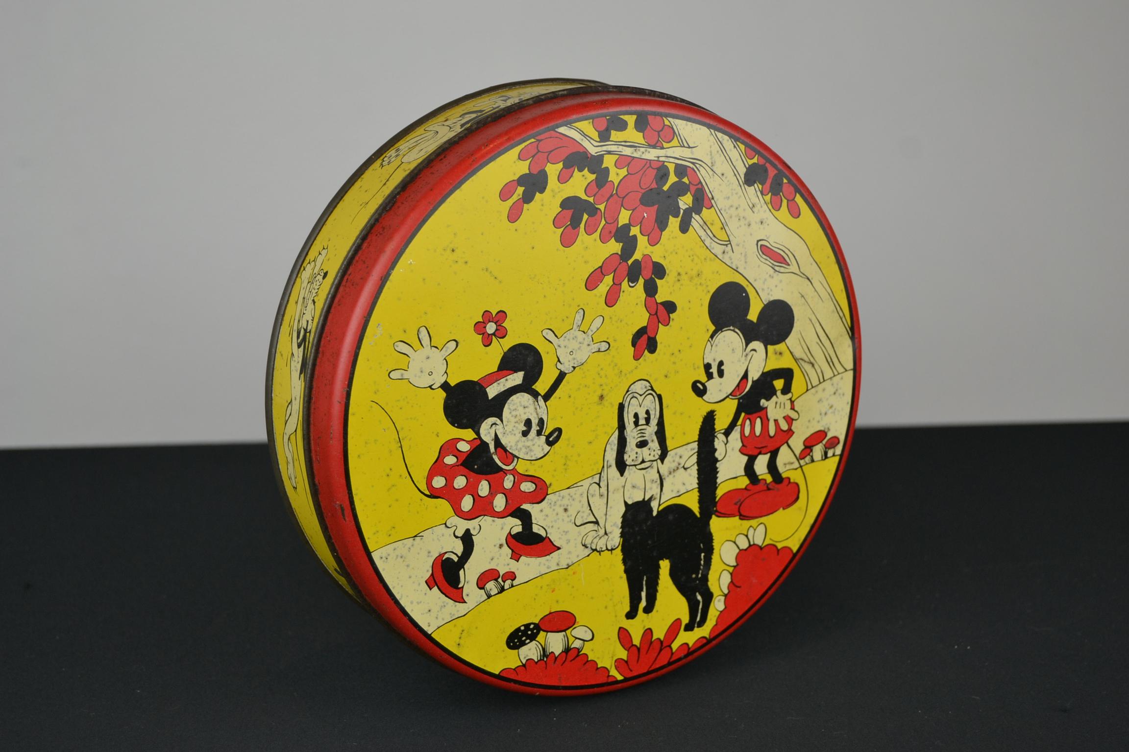 1930er Jahre Walt Disney Zinn mit Mickey Mouse, Minnie Mouse, Pluto und Katze im Angebot 4