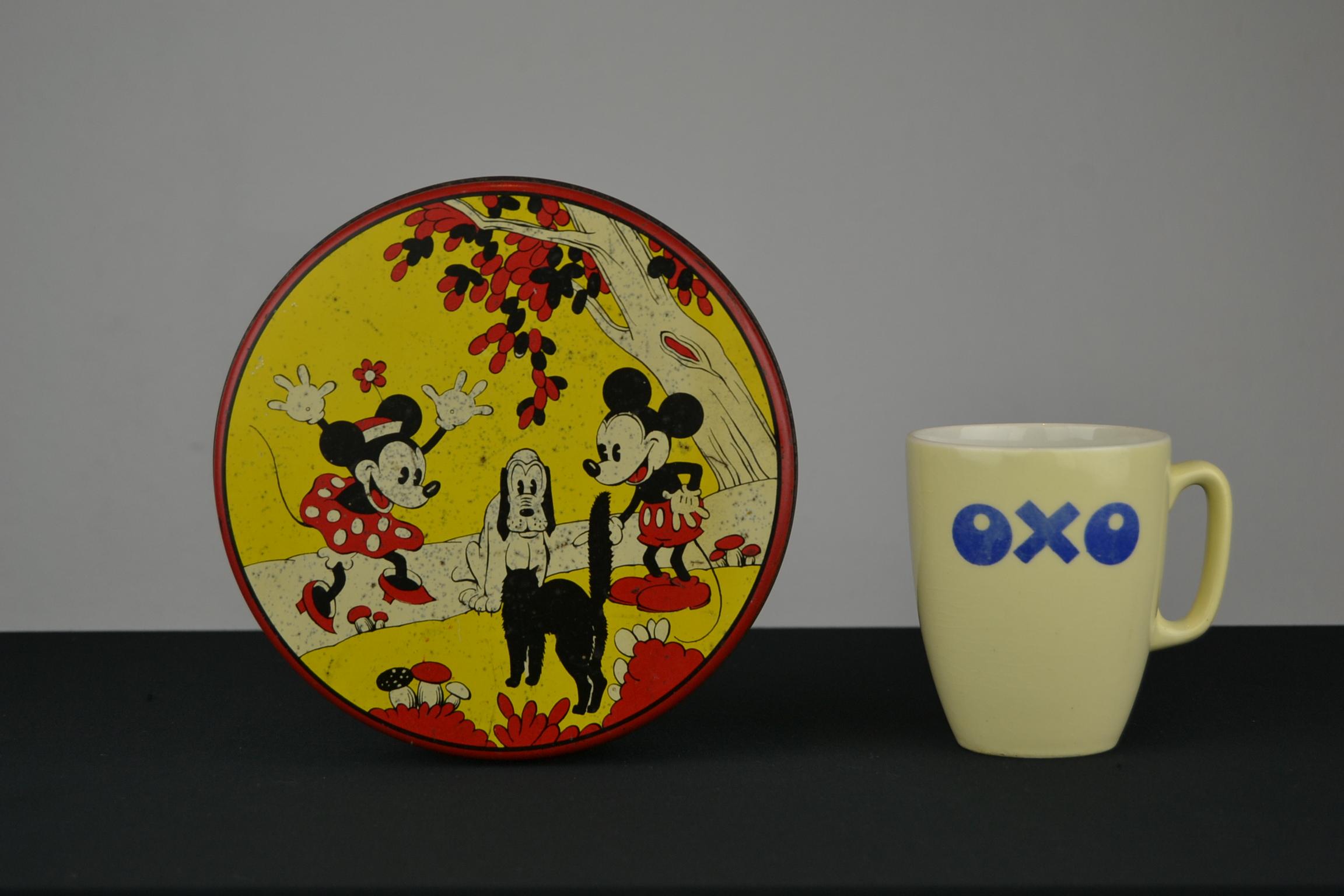 1930er Jahre Walt Disney Zinn mit Mickey Mouse, Minnie Mouse, Pluto und Katze im Angebot 8