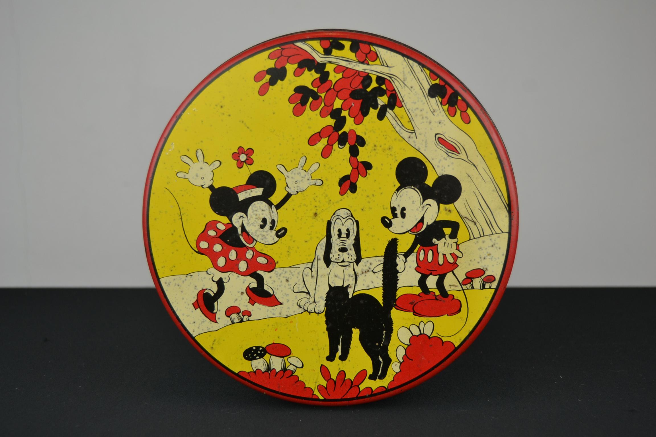 1930er Jahre Walt Disney Zinn mit Mickey Mouse, Minnie Mouse, Pluto und Katze im Angebot 9