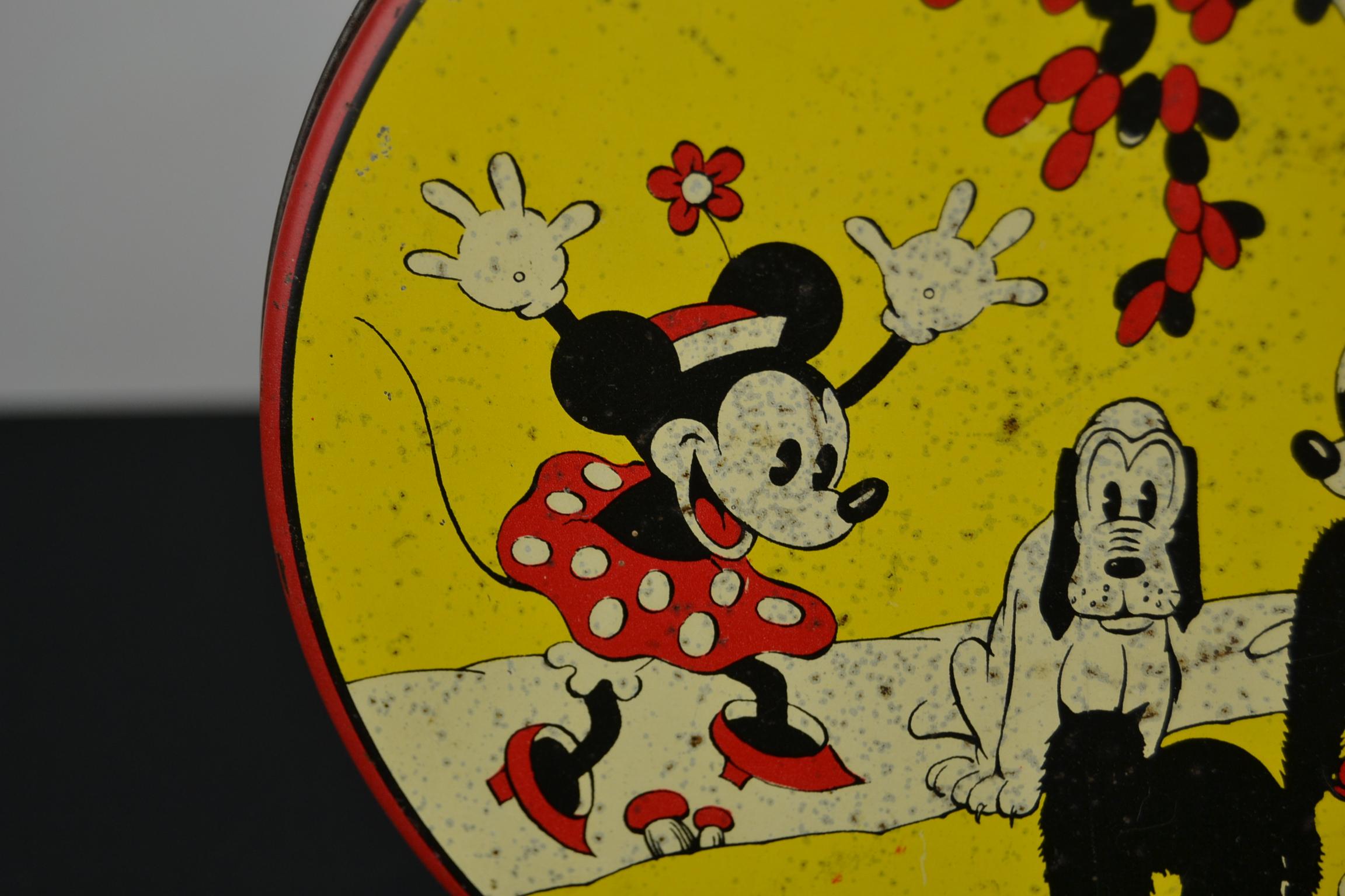 Art déco Étain de Walt Disney des années 1930 avec Mickey Mouse, Minnie Mouse, Pluto et Cat en vente