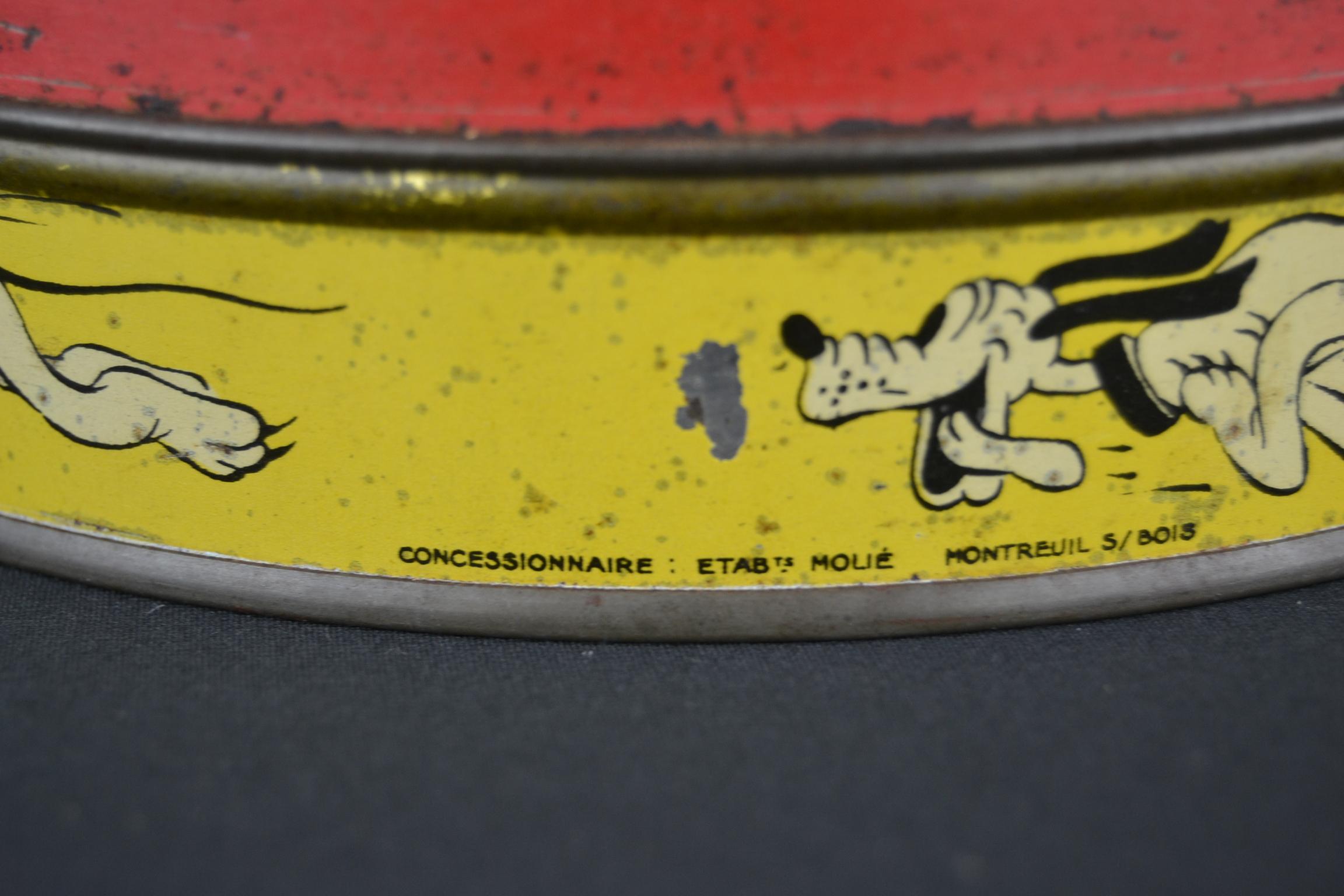1930s Walt Disney Tin with Mickey Mouse, Minnie Mouse, Pluto and Cat In Good Condition For Sale In Antwerp, BE