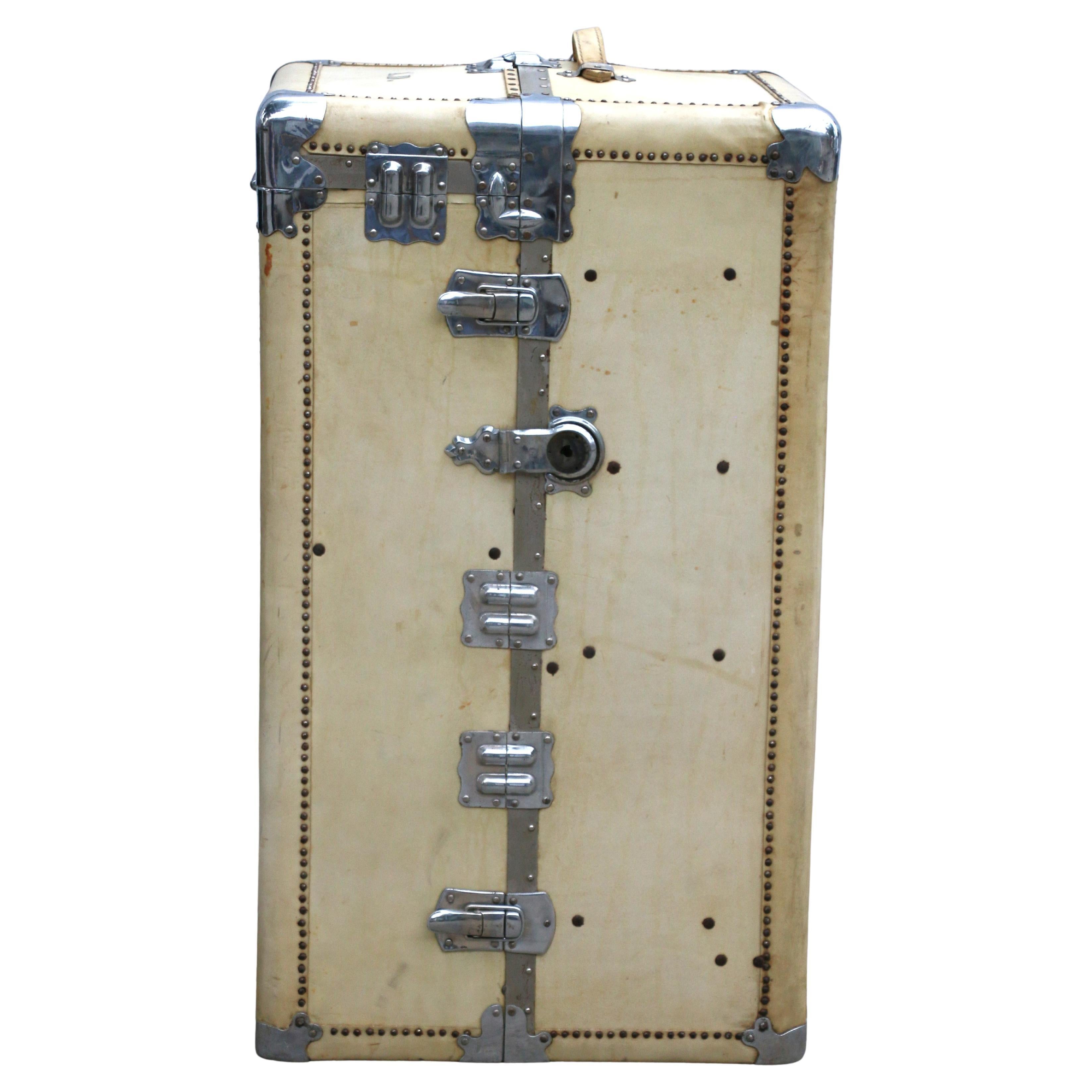Do people still travel with steamer trunks?