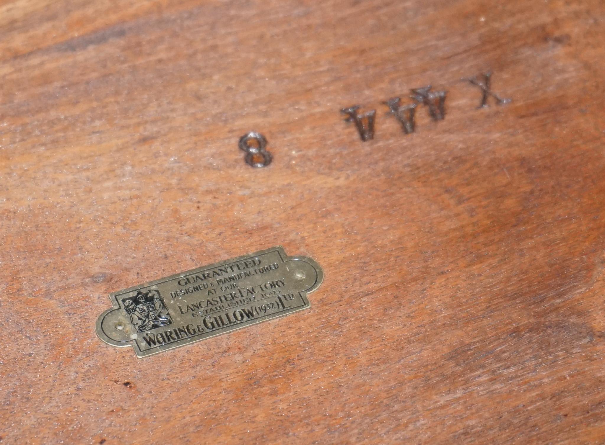 1930s WARING & GILLOW MESA REDONDA DE NOGAL ESTILO REINA ANNE en venta 5